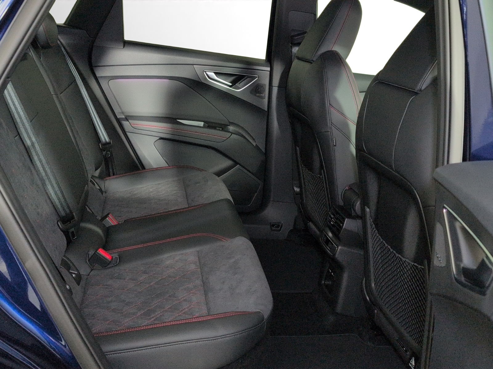 AUDI Q4 e-tron 45 Edition Swiss Ski quattro-image-8