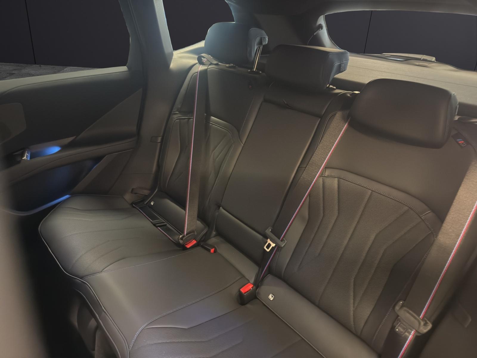 BMW iX3 50 xDrive-image-12
