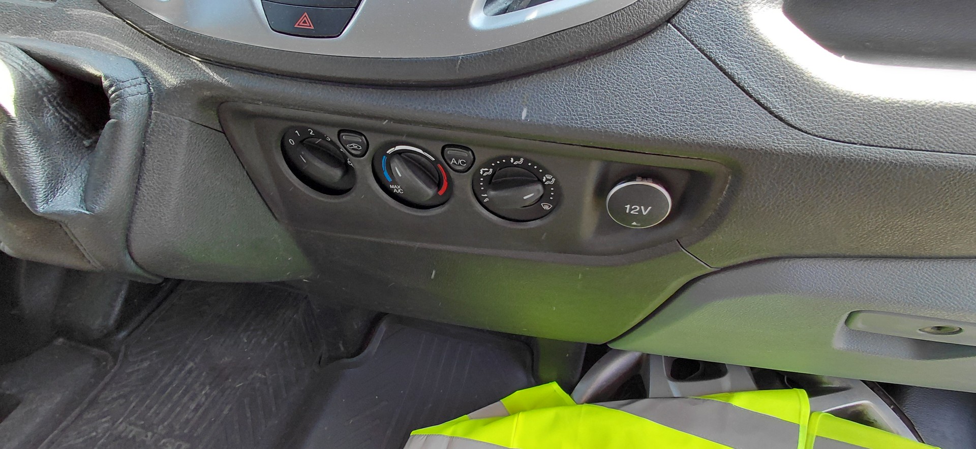 FORD Transit Van 350 L2 Trend 2.0 TDCi 130 4WD-image-2