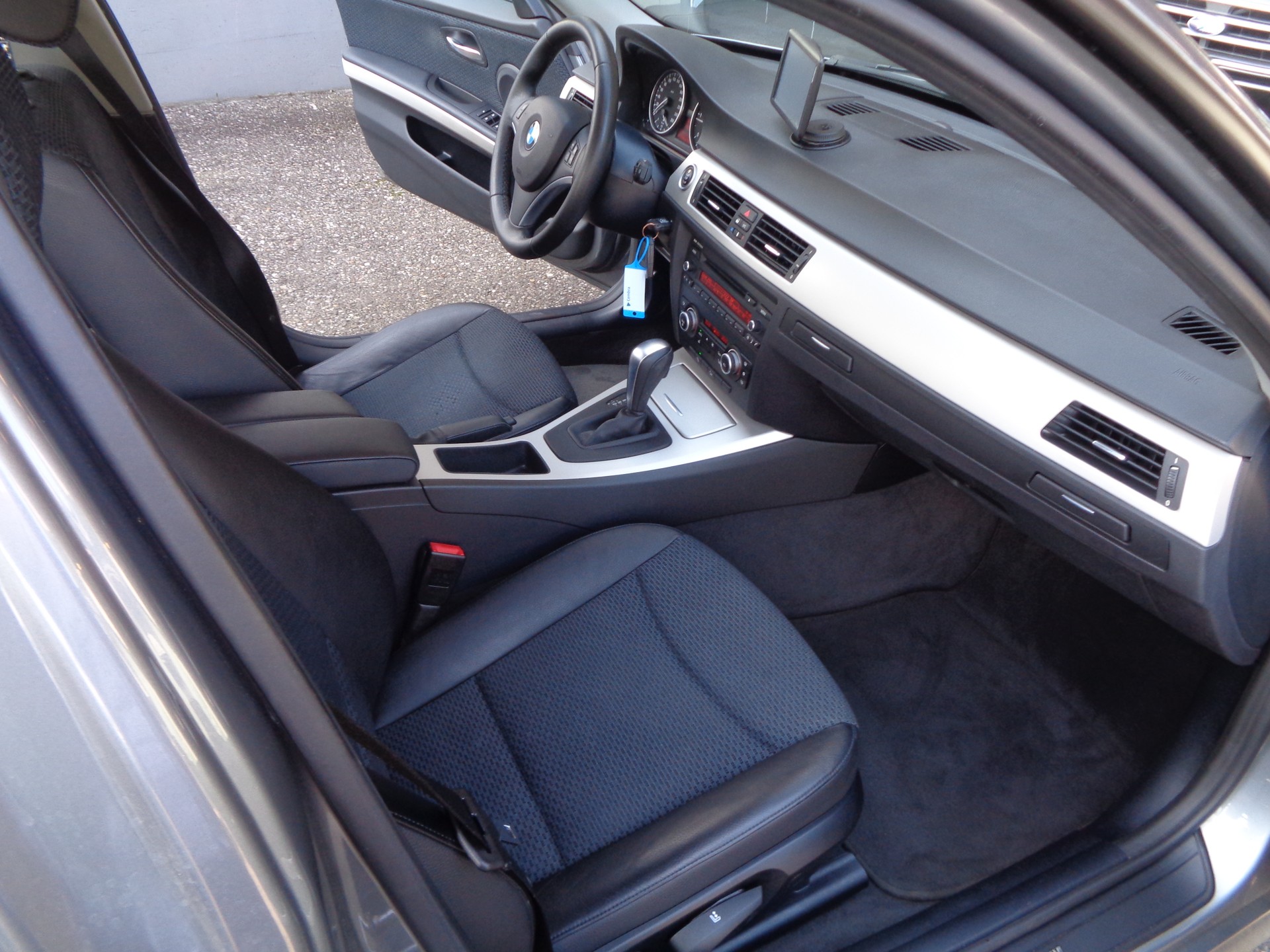 BMW 320d xDrive Touring Dynamic Edition Steptronic-image-8
