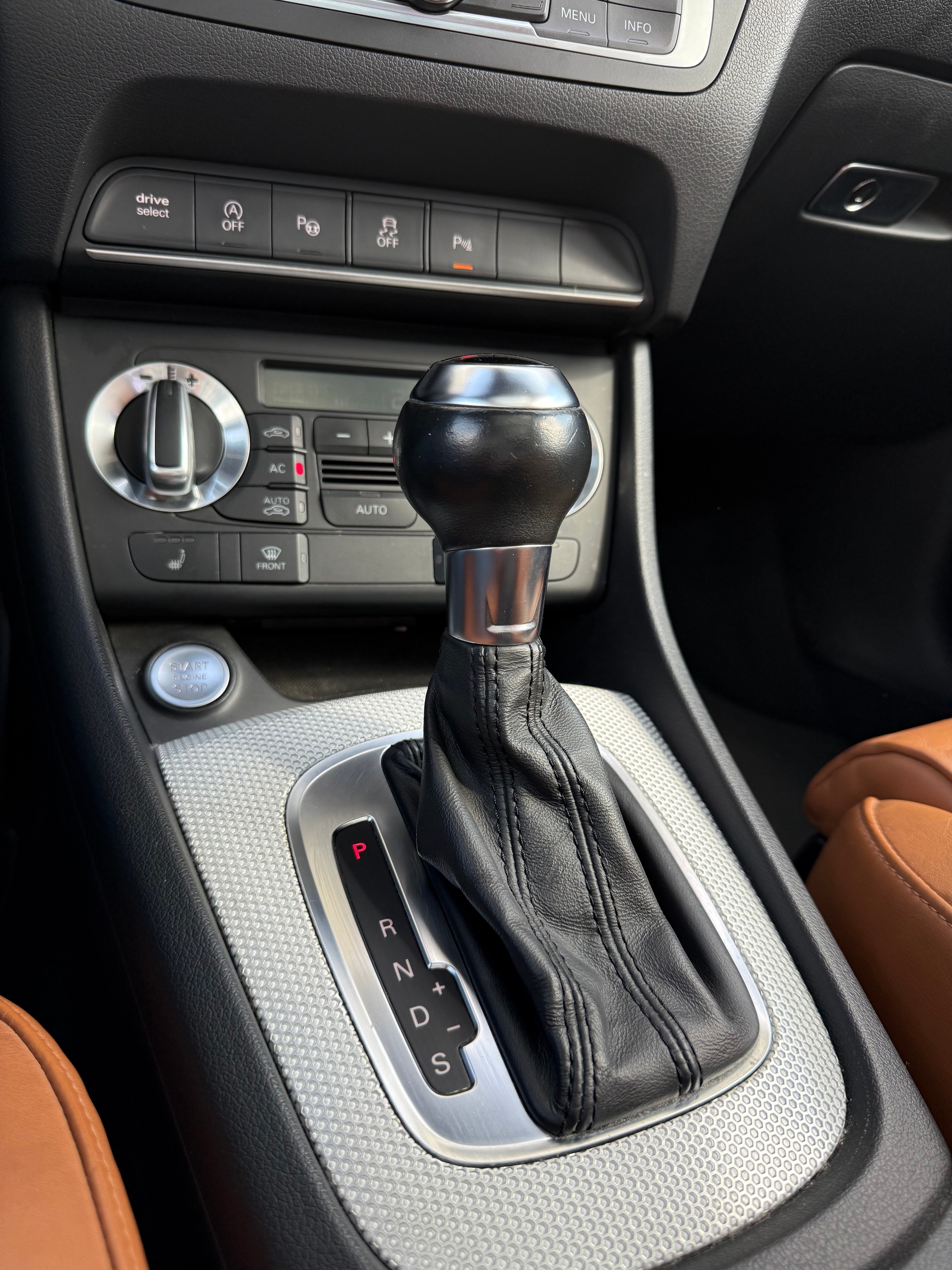 AUDI Q3 2.0 TFSI quattro S-tronic-image-10