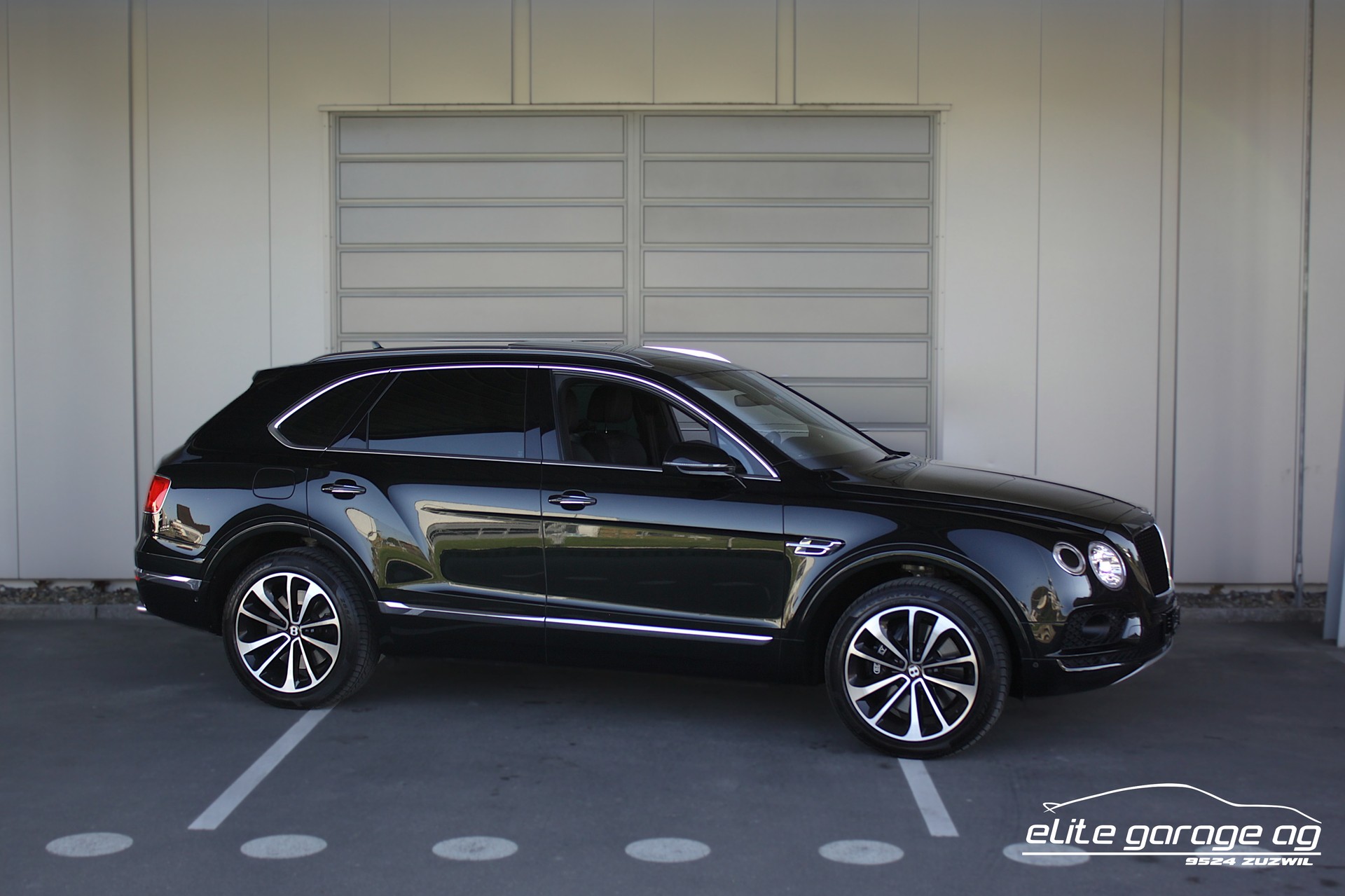 BENTLEY Bentayga V8 TRAUMFARBKOMBINATION-image-6