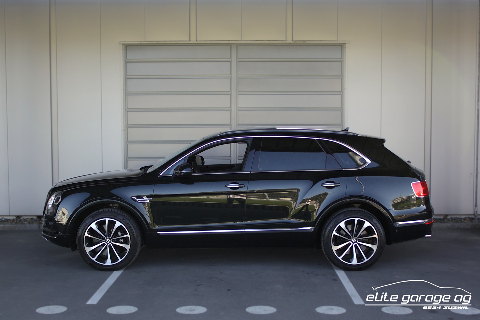 BENTLEY Bentayga V8 TRAUMFARBKOMBINATION-image-1