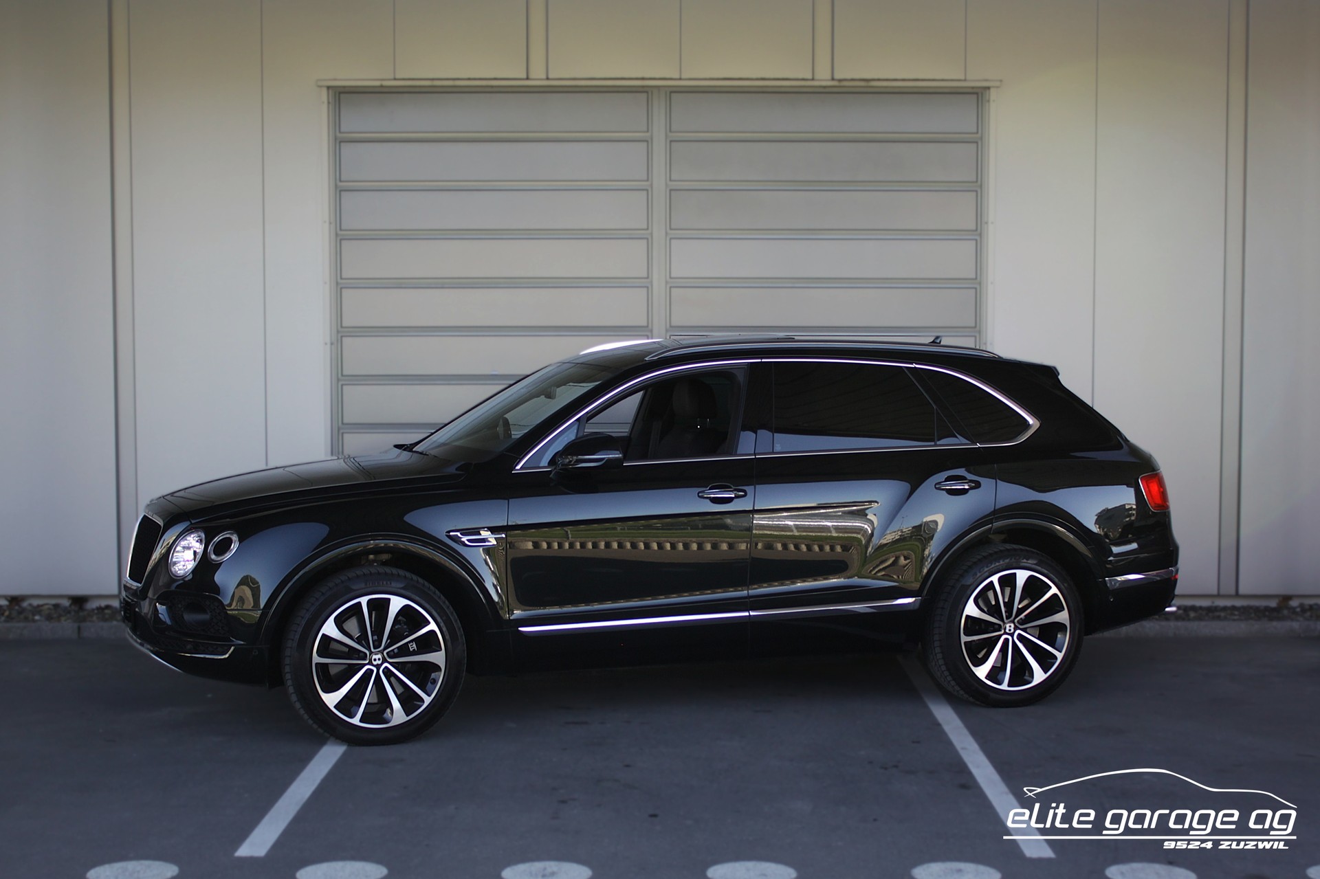 BENTLEY Bentayga V8 TRAUMFARBKOMBINATION-image-0