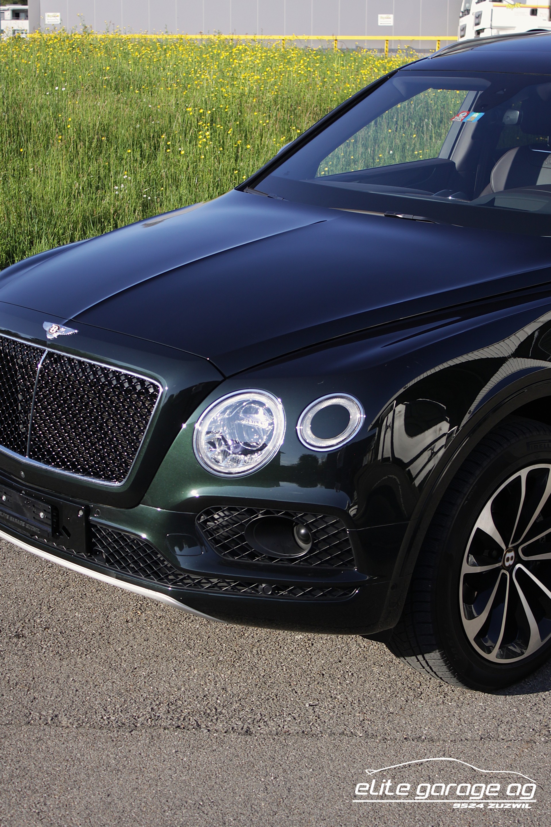 BENTLEY Bentayga V8 TRAUMFARBKOMBINATION-image-12
