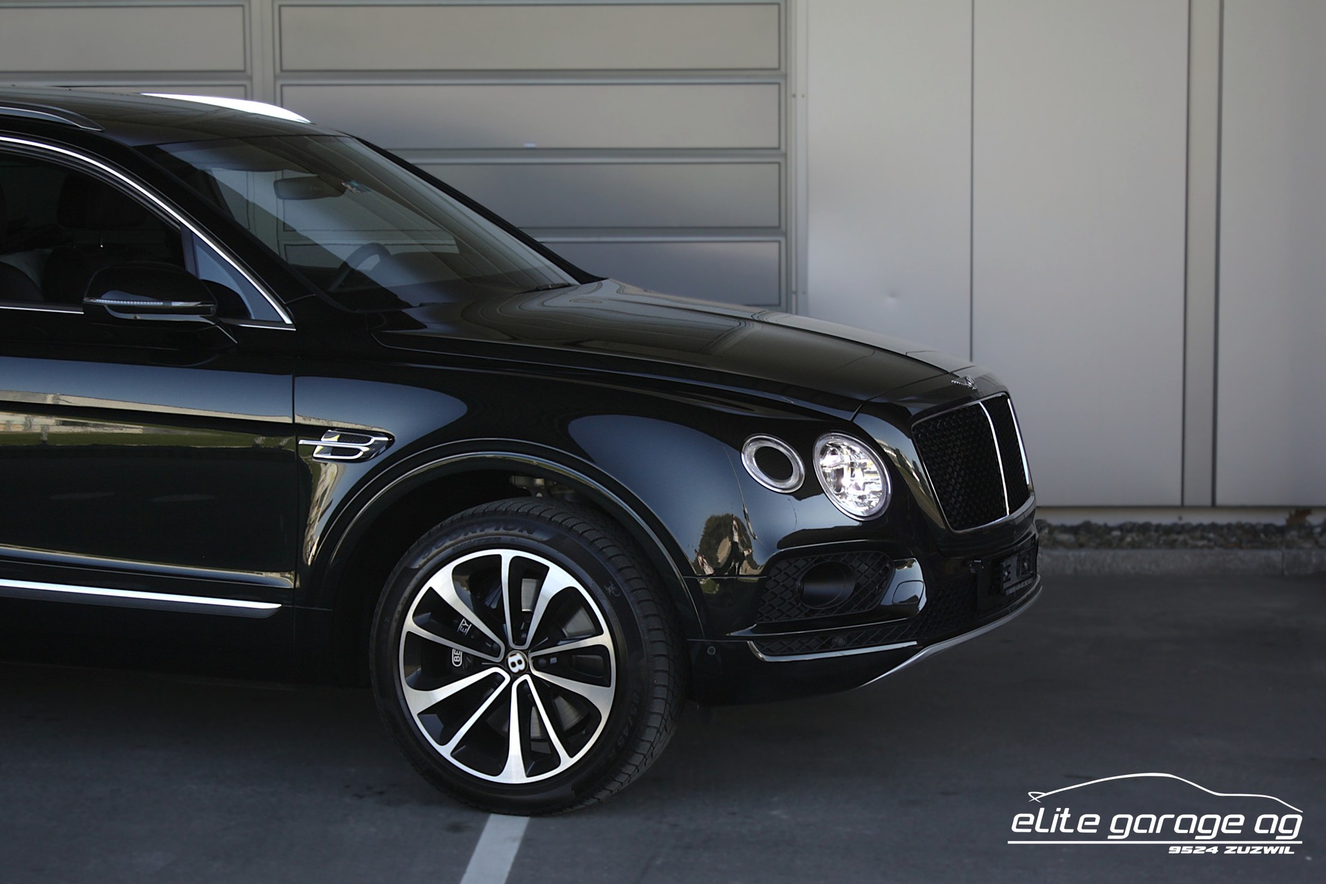BENTLEY Bentayga V8 TRAUMFARBKOMBINATION-image-8
