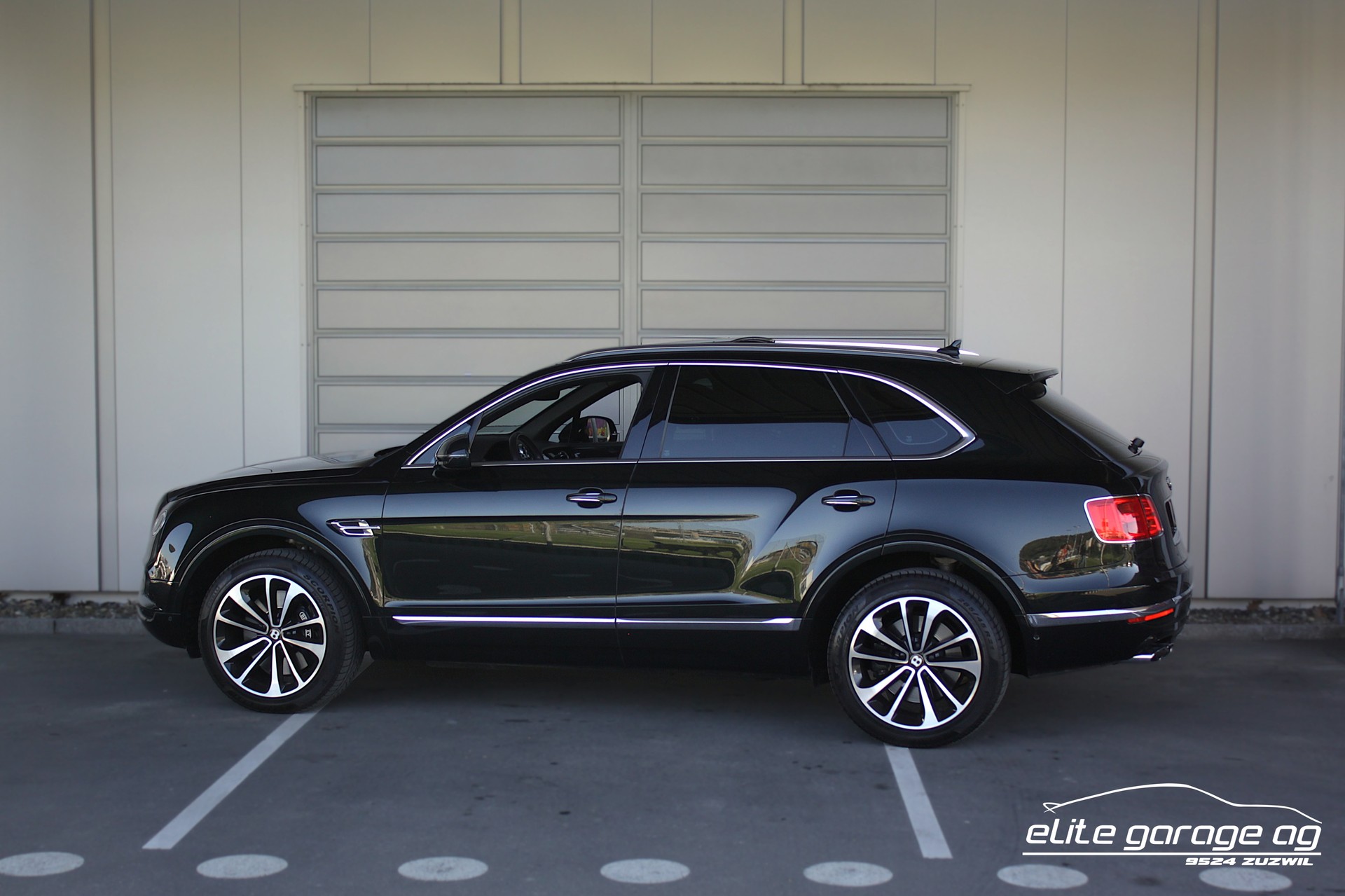 BENTLEY Bentayga V8 TRAUMFARBKOMBINATION-image-2