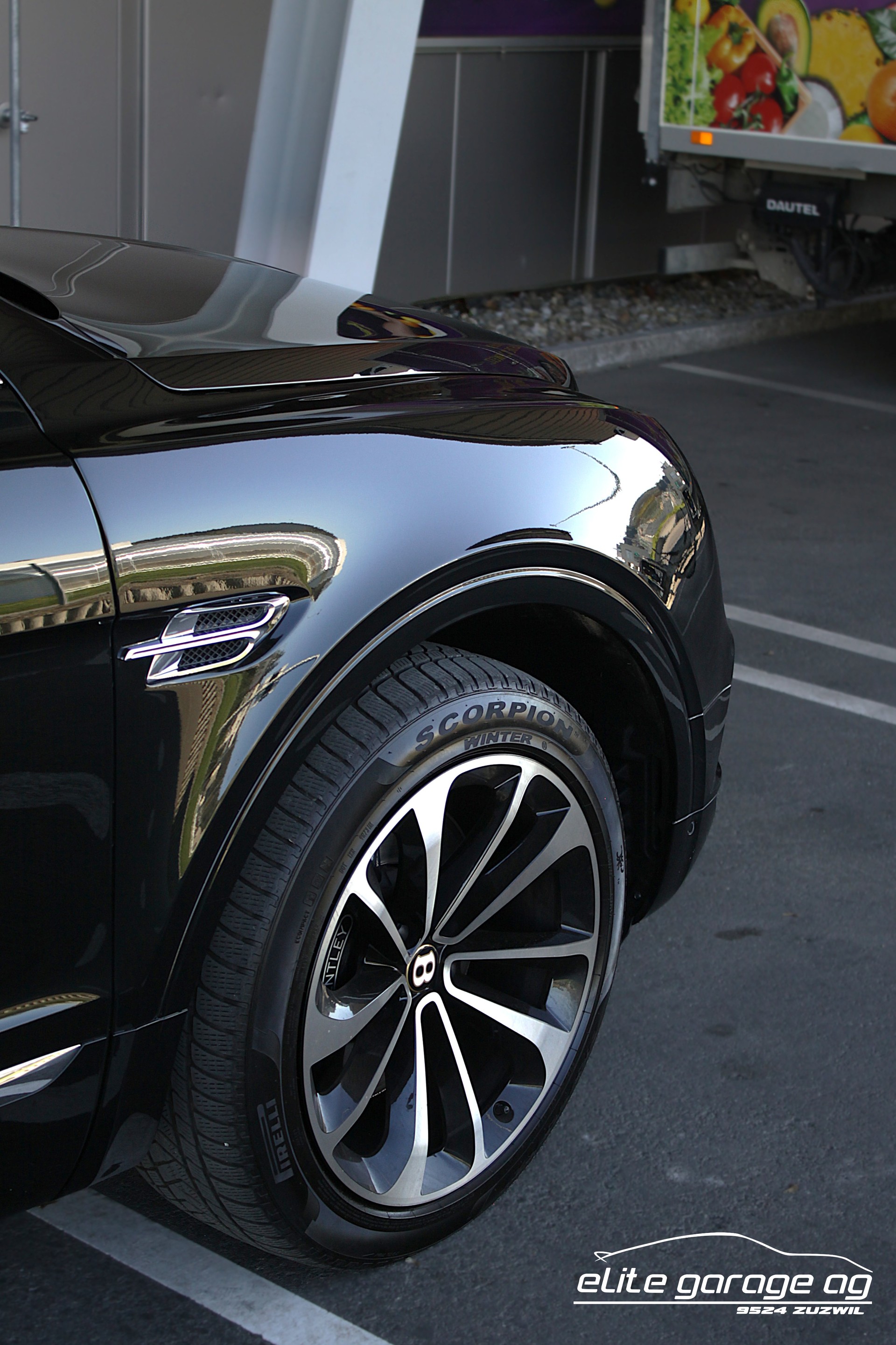 BENTLEY Bentayga V8 TRAUMFARBKOMBINATION-image-10
