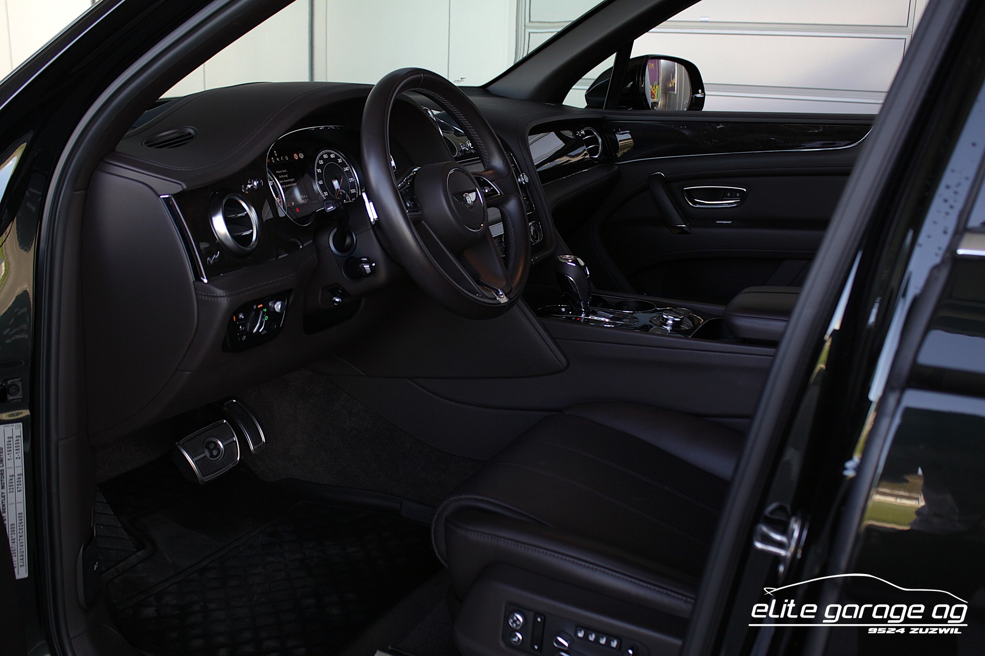 BENTLEY Bentayga V8 TRAUMFARBKOMBINATION-image-13