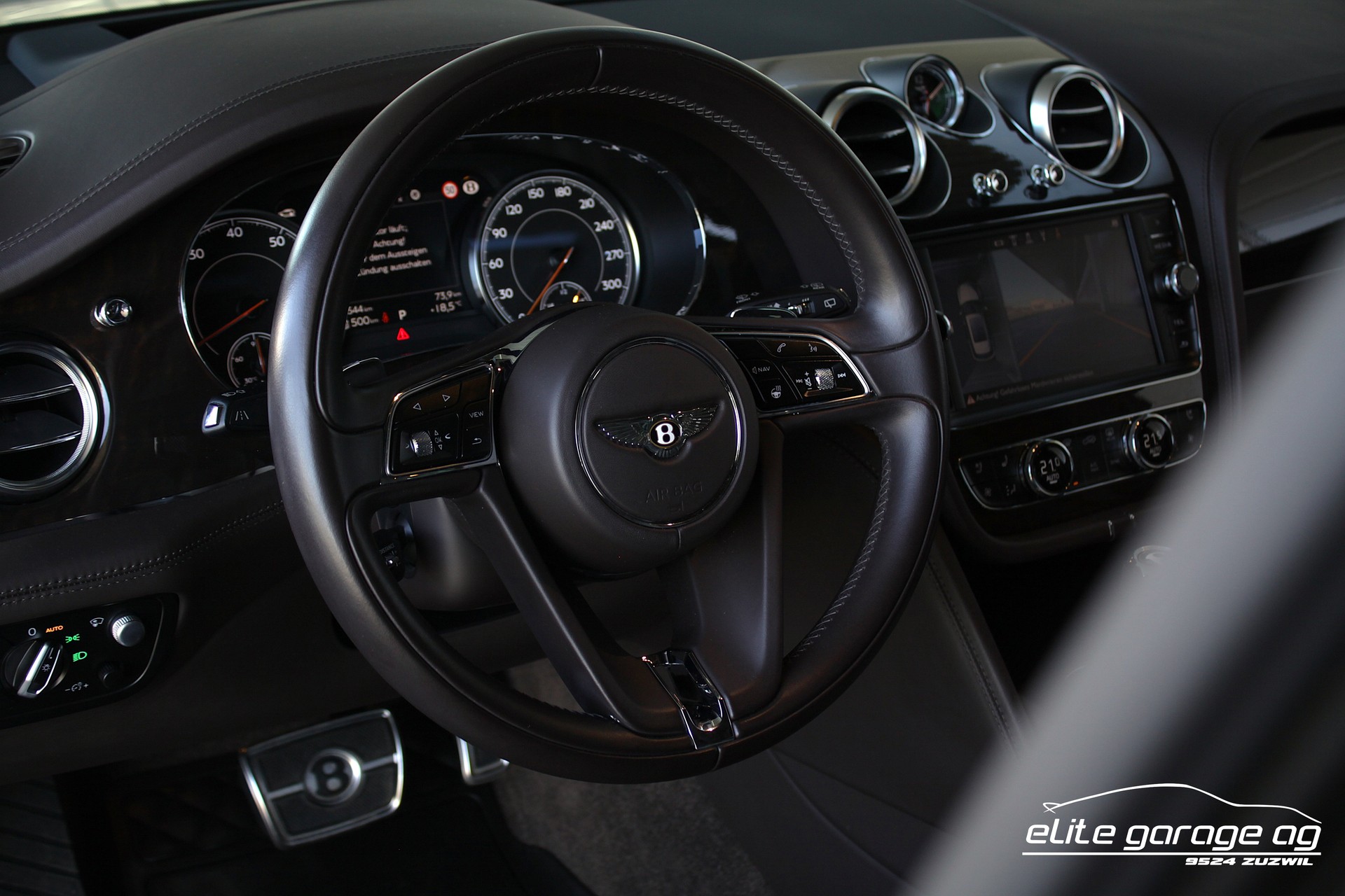 BENTLEY Bentayga V8 TRAUMFARBKOMBINATION-image-14