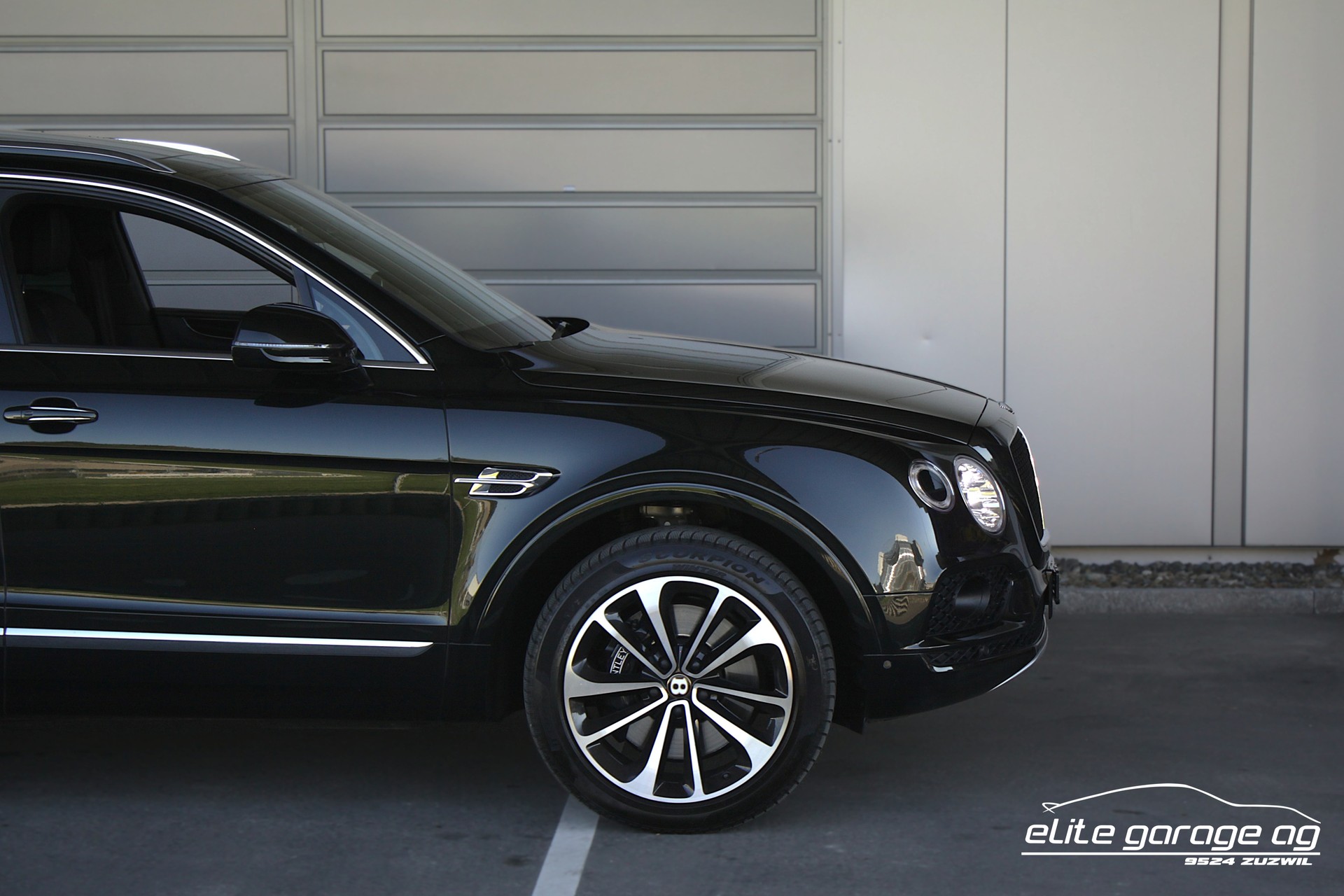 BENTLEY Bentayga V8 TRAUMFARBKOMBINATION-image-9