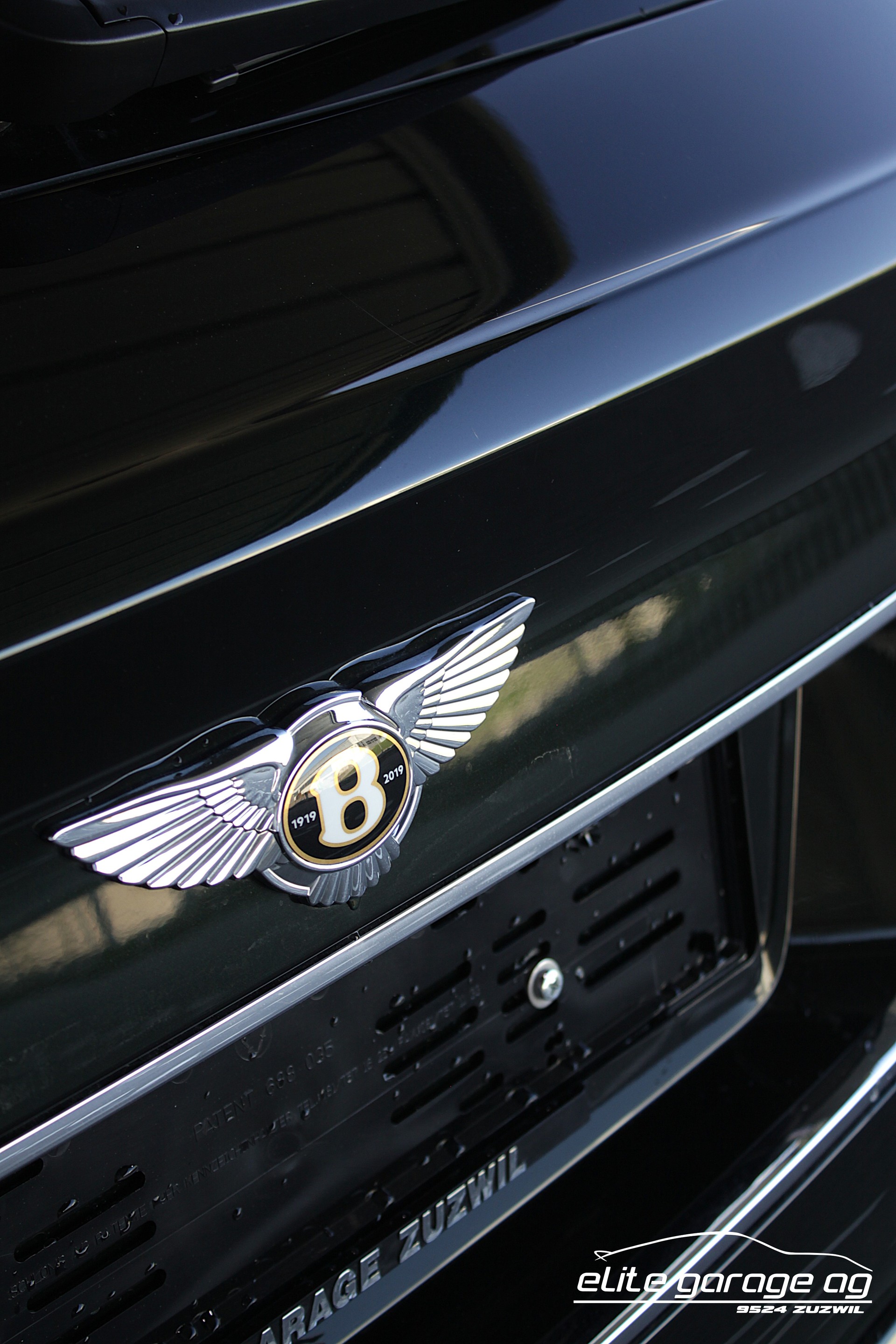 BENTLEY Bentayga V8 TRAUMFARBKOMBINATION-image-11
