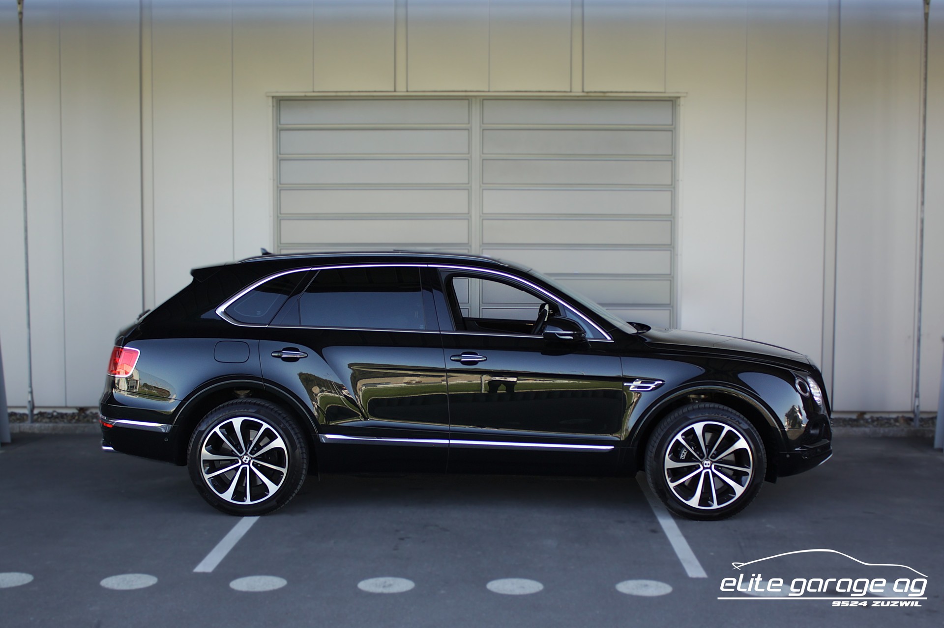 BENTLEY Bentayga V8 TRAUMFARBKOMBINATION-image-5