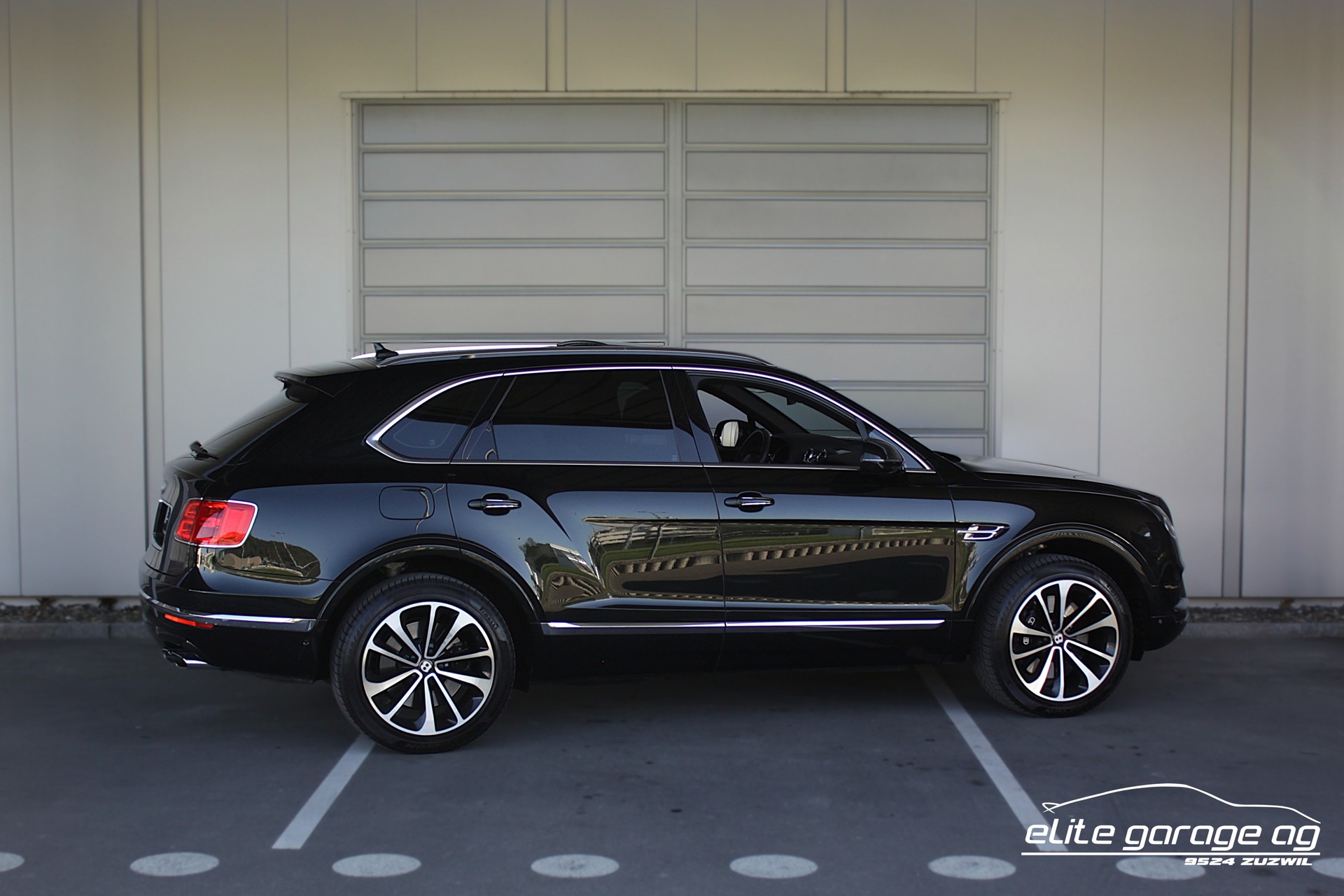 BENTLEY Bentayga V8 TRAUMFARBKOMBINATION-image-4