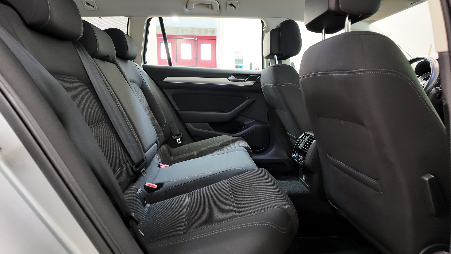VW Passat Variant 1.6 TDI BMT Comfortline DSG-image-16