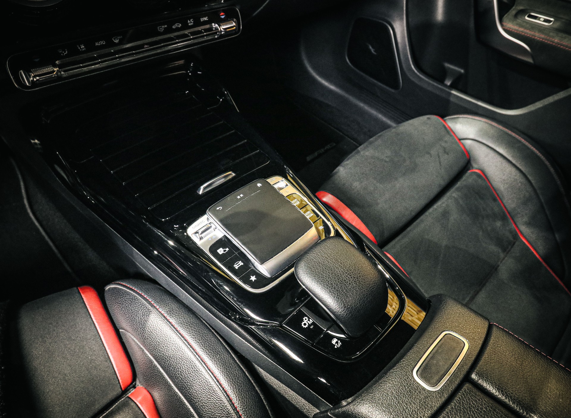 MERCEDES-BENZ A 35 AMG 4Matic Speedshift-image-18