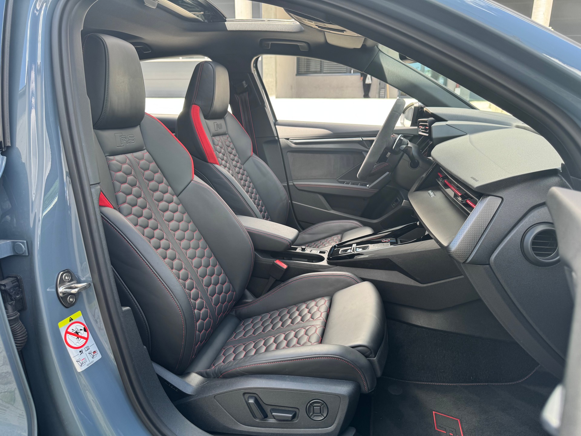 AUDI RS3 Sportback 2.5 TSI quattro S-tronic-image-12