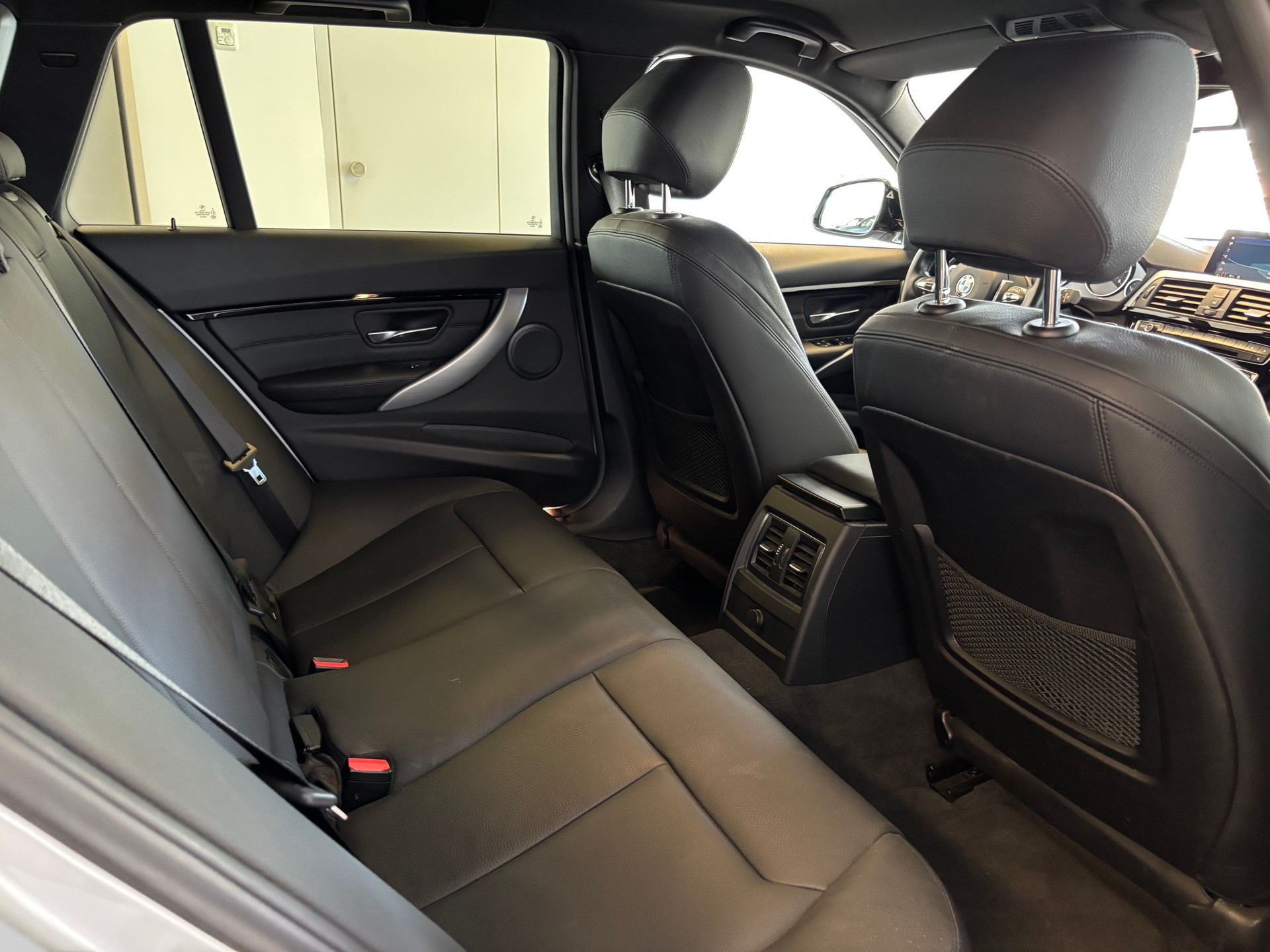 BMW 320d xDrive Touring Edition M Sport Steptronic-image-10