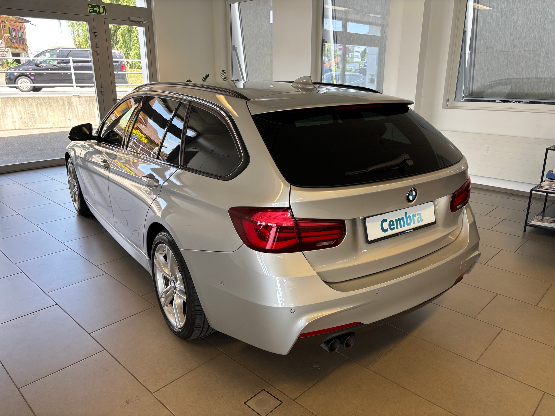 BMW 320d xDrive Touring Edition M Sport Steptronic-showroom-element-3