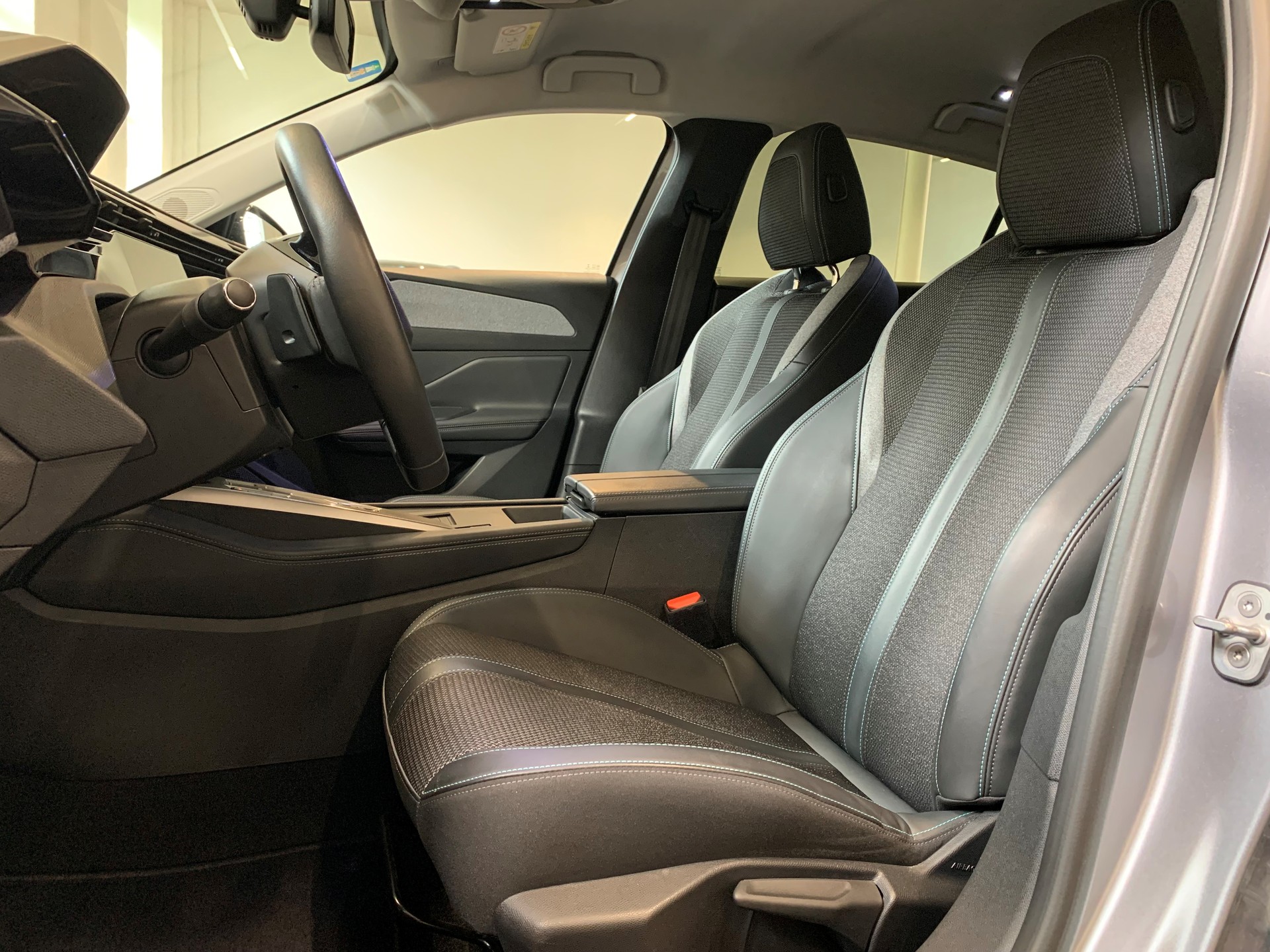 PEUGEOT 308 1.2 Pure Tech Allure EAT8-image-8