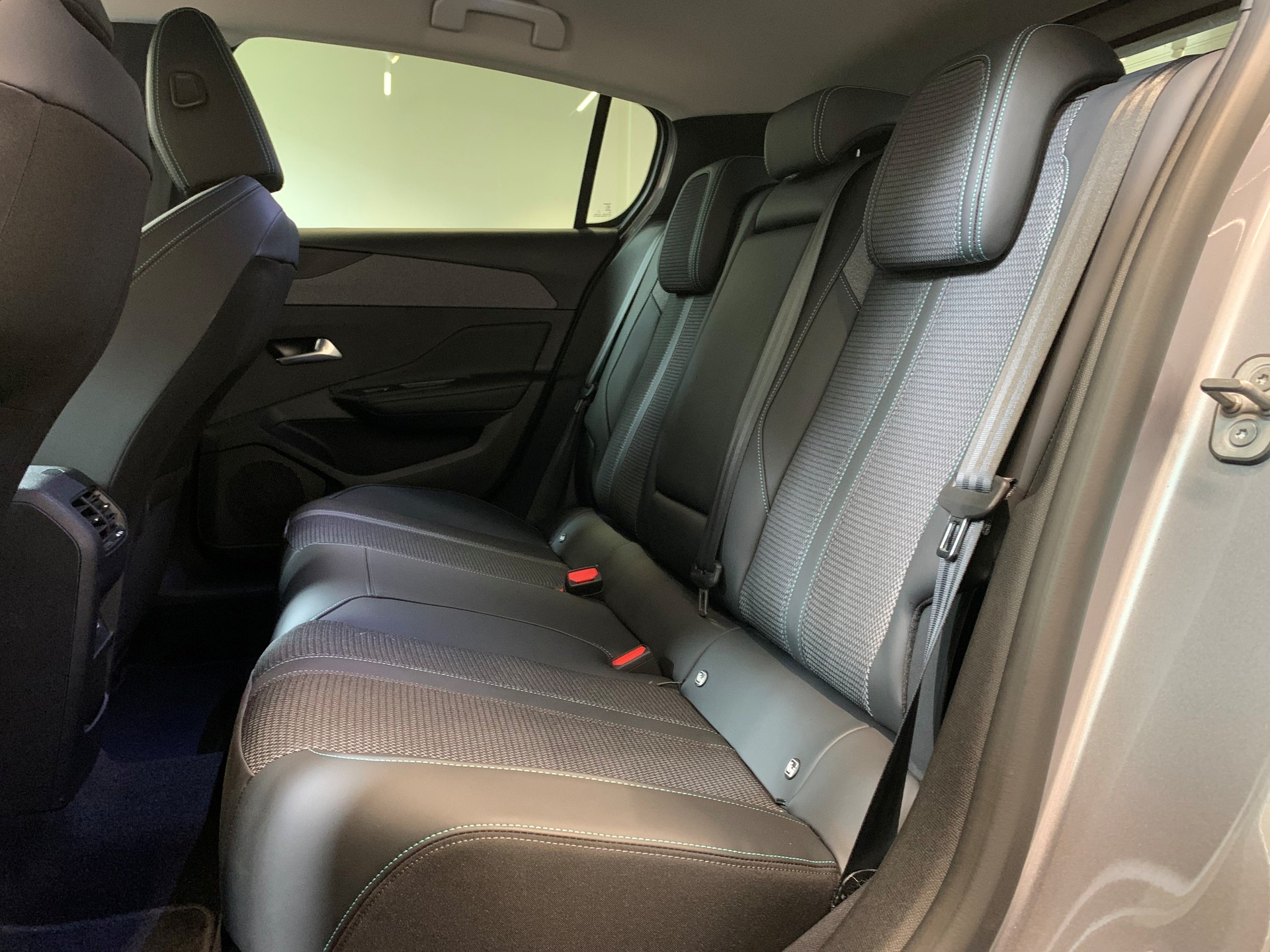 PEUGEOT 308 1.2 Pure Tech Allure EAT8-image-9