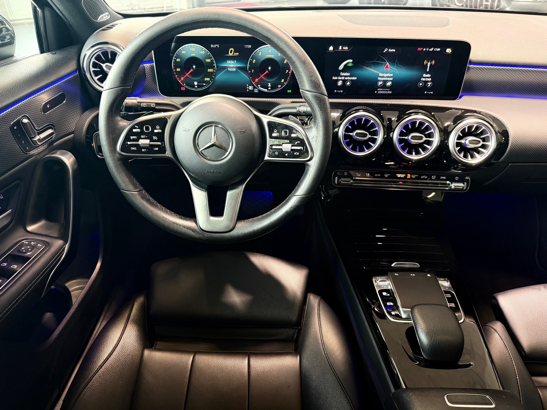 MERCEDES-BENZ A 200 Progressive 7G-DCT-image-12