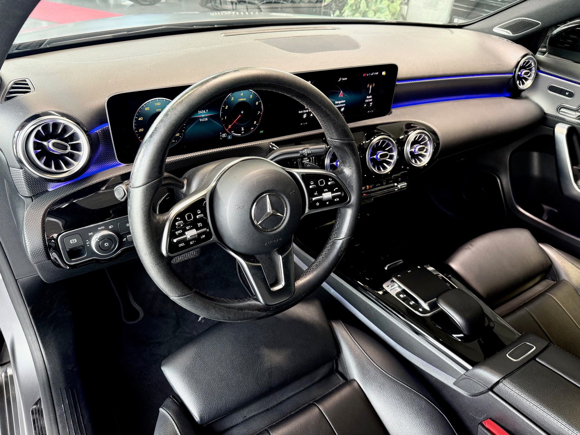 MERCEDES-BENZ A 200 Progressive 7G-DCT-image-10