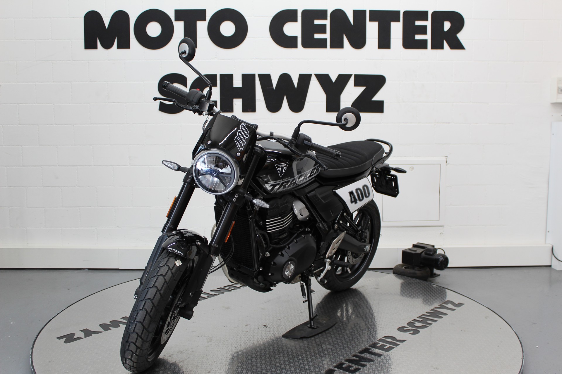 TRIUMPH Tracker 400-showroom-element-3