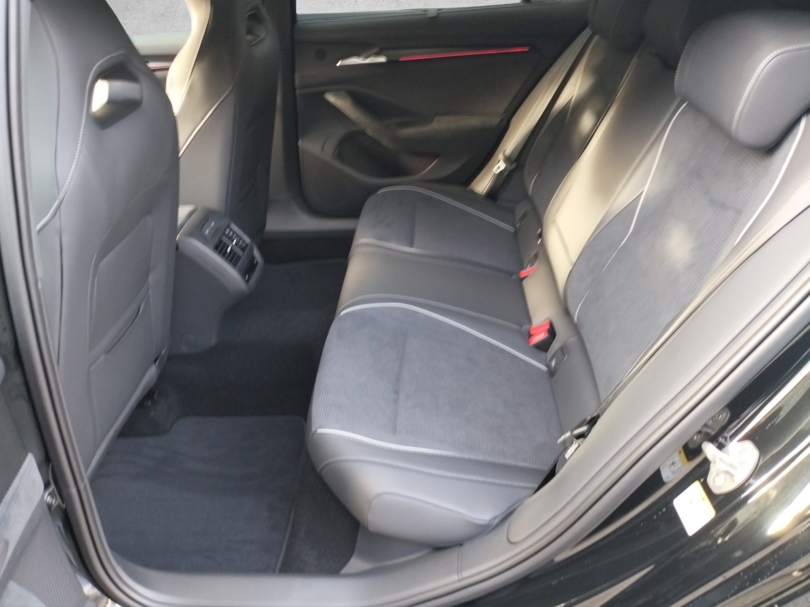 SKODA Superb Combi 2.0 TDi Sportline 4x4 DSG-image-6
