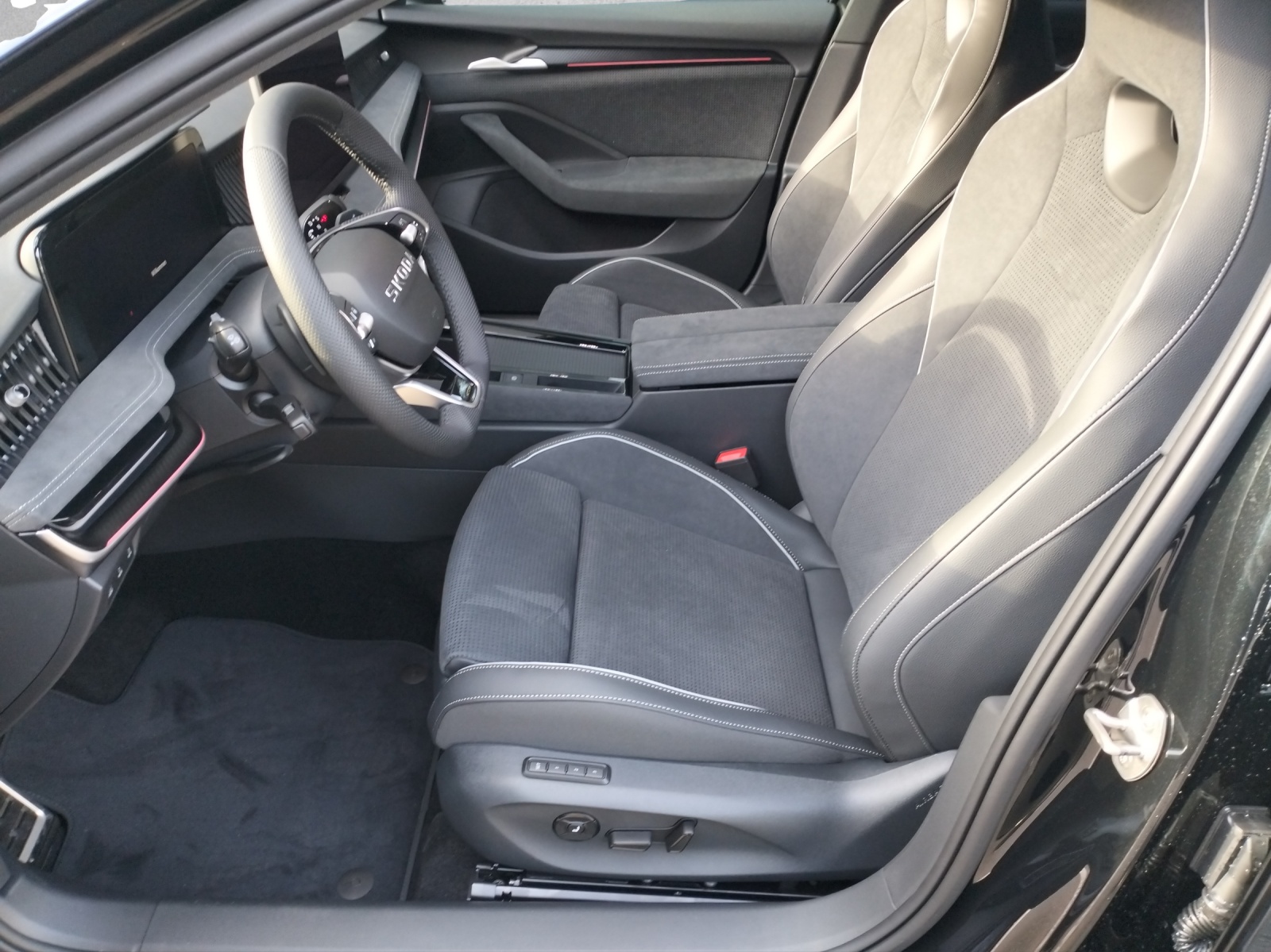 SKODA Superb Combi 2.0 TDi Sportline 4x4 DSG-image-5