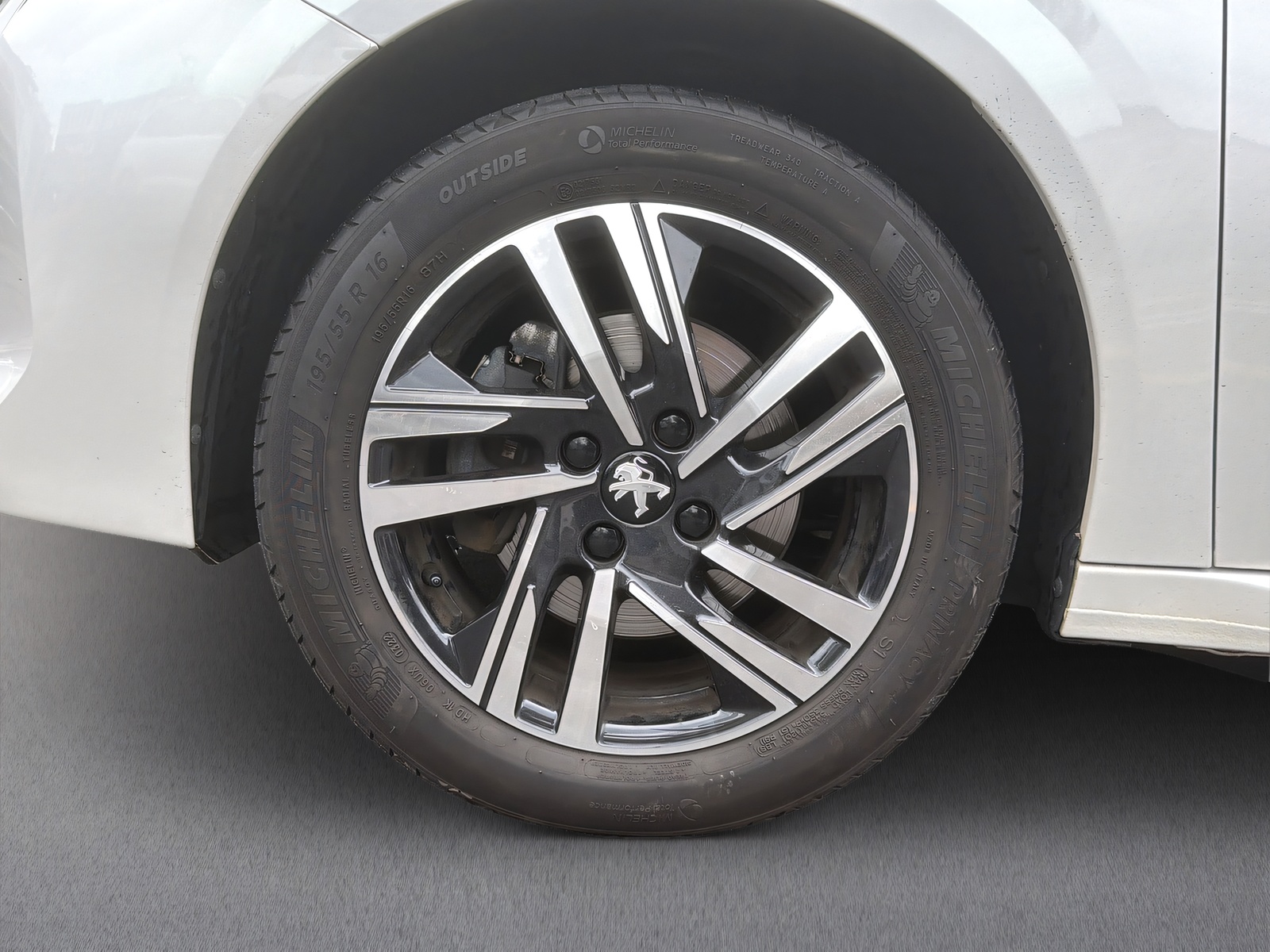 PEUGEOT 208 1.2 PureTech Allure Pack EAT8-image-5