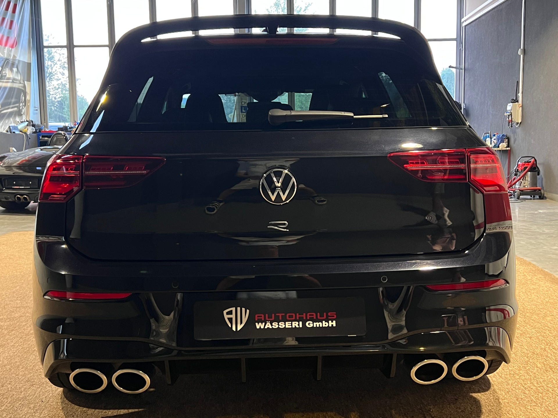 VW Golf 2.0 TSI R DSG 4Motion-image-3
