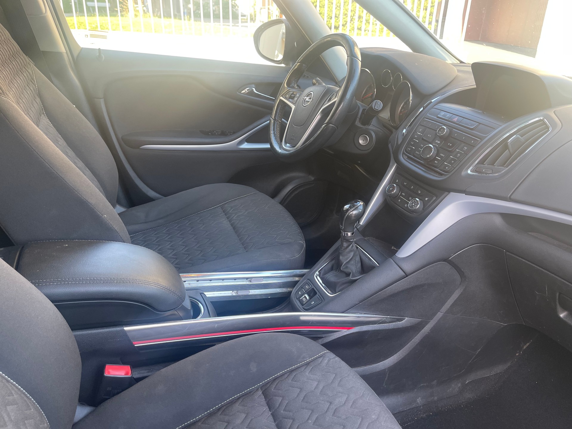 OPEL Zafira Tourer 1.4i 16V Active Edition-image-9