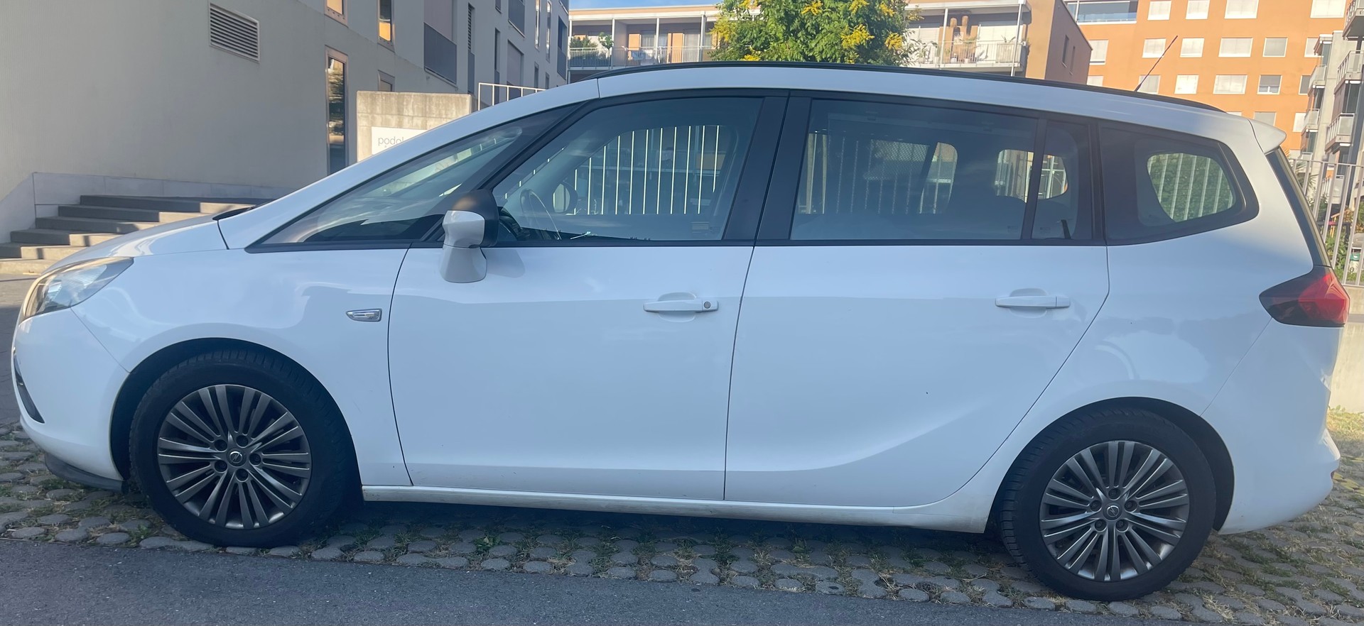 OPEL Zafira Tourer 1.4i 16V Active Edition-image-1