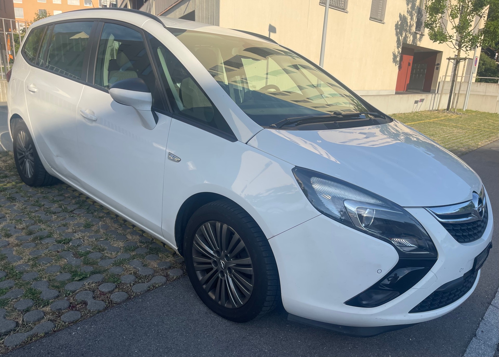 OPEL Zafira Tourer 1.4i 16V Active Edition-image-8