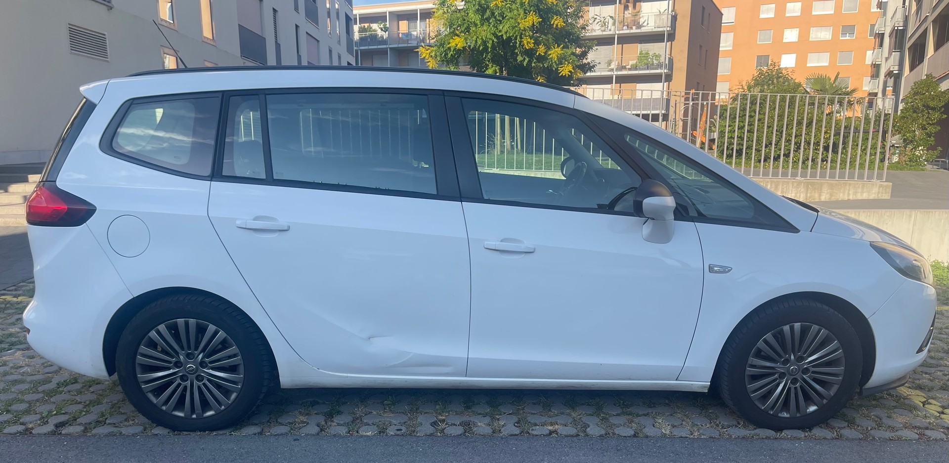 OPEL Zafira Tourer 1.4i 16V Active Edition-image-2