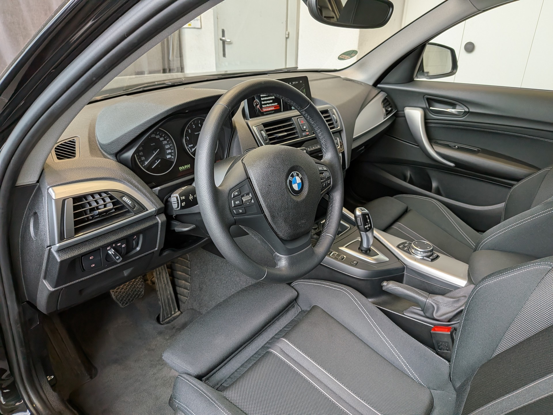 BMW 118i Urban Line Steptronic-image-10