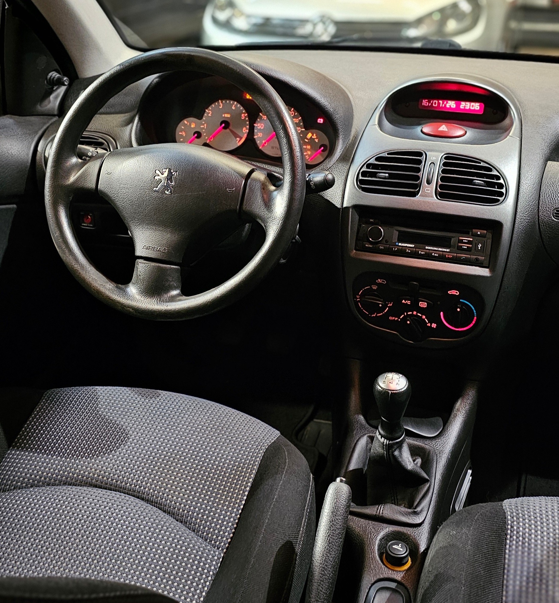 PEUGEOT 206 1.4 16V XT-image-18