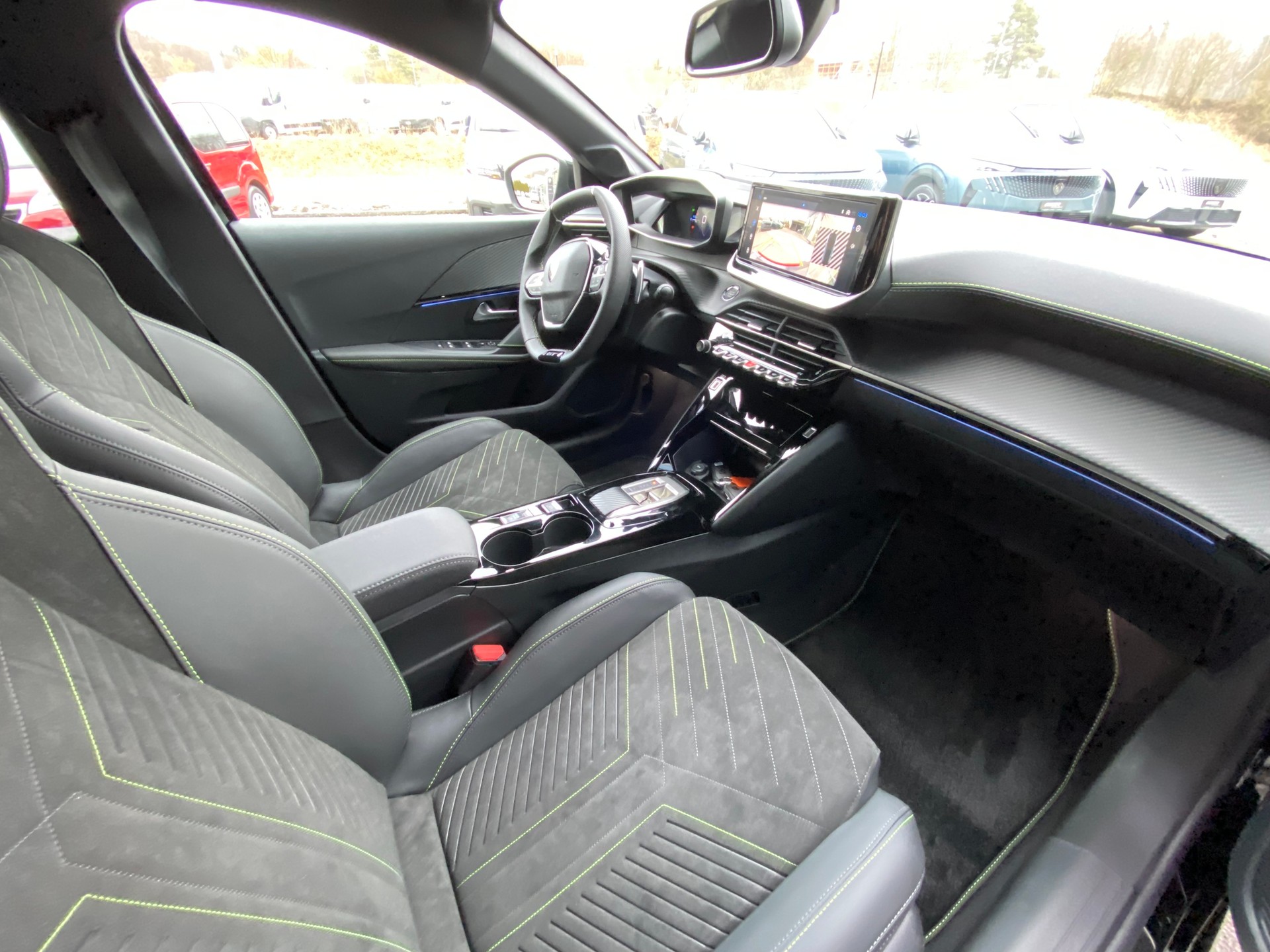 PEUGEOT 208 1.2 MHEV 145 GT Exclusive-image-8