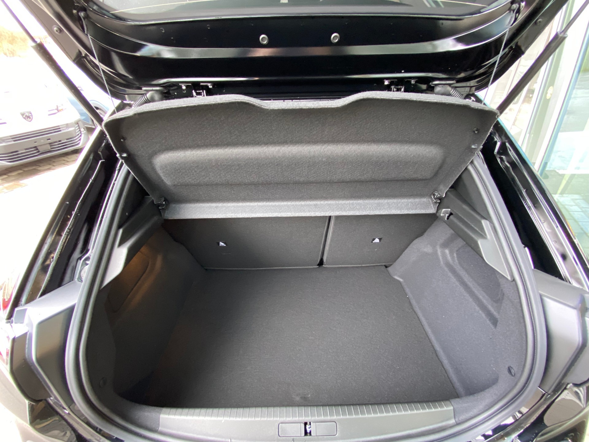 PEUGEOT 208 1.2 MHEV 145 GT Exclusive-image-13