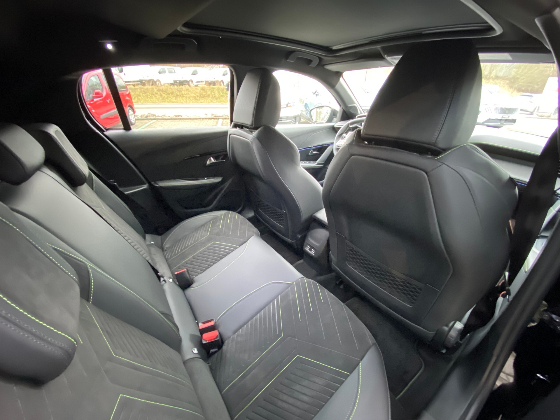 PEUGEOT 208 1.2 MHEV 145 GT Exclusive-image-7