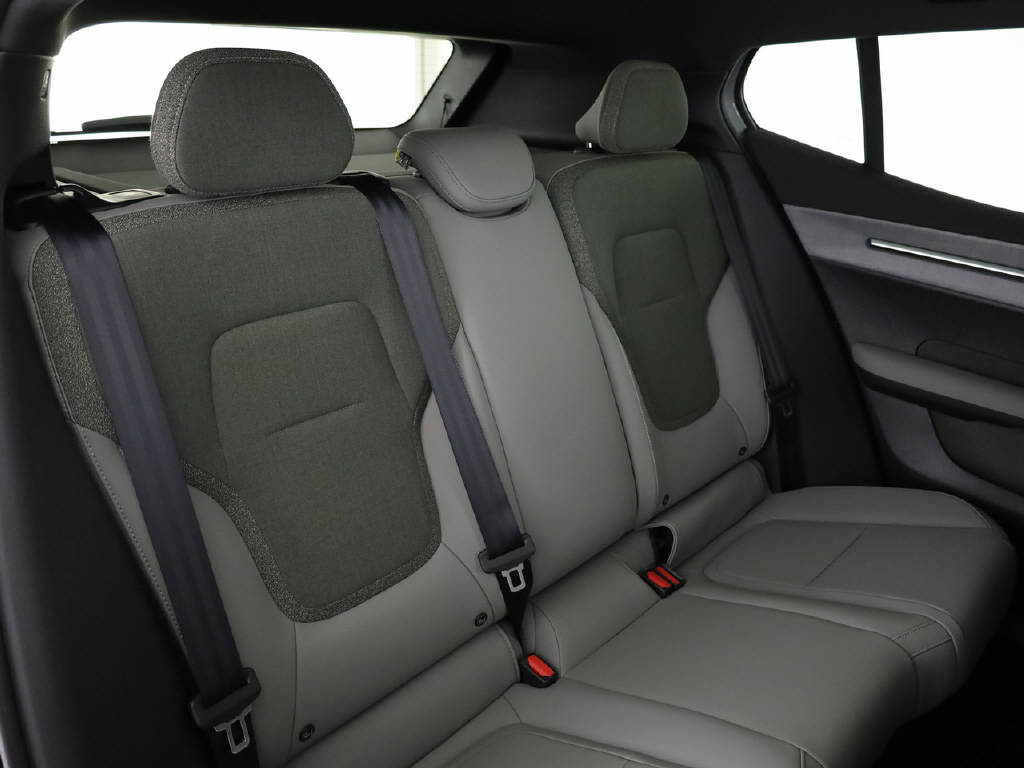 VOLVO EX 30 Cross Country P8 Ultra AWD-image-2