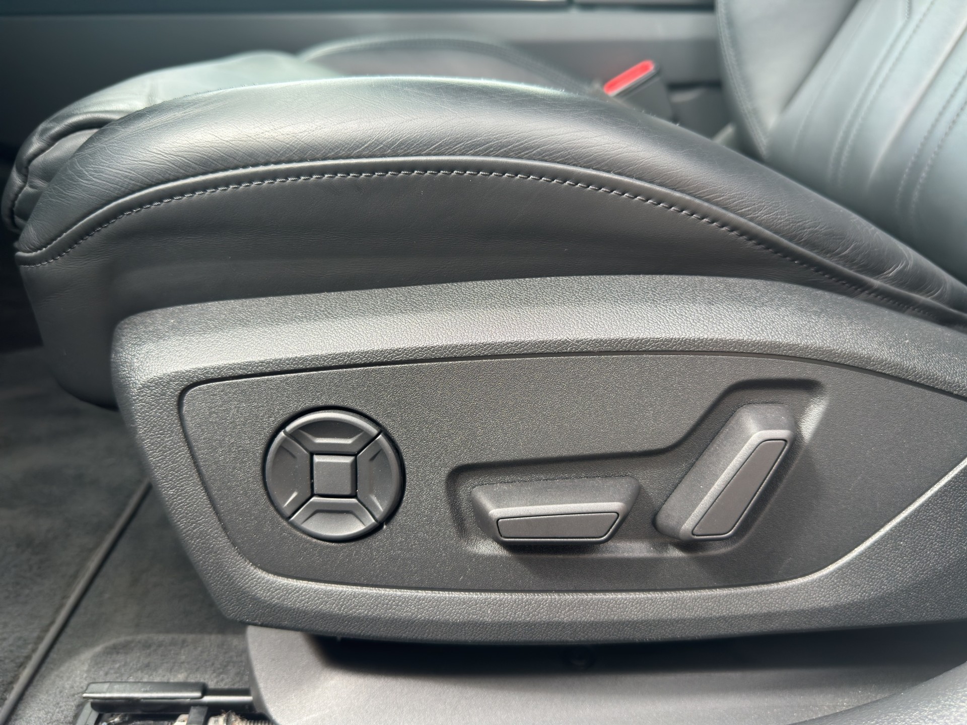 AUDI A6 Avant 40 TDI Design S-tronic-image-11