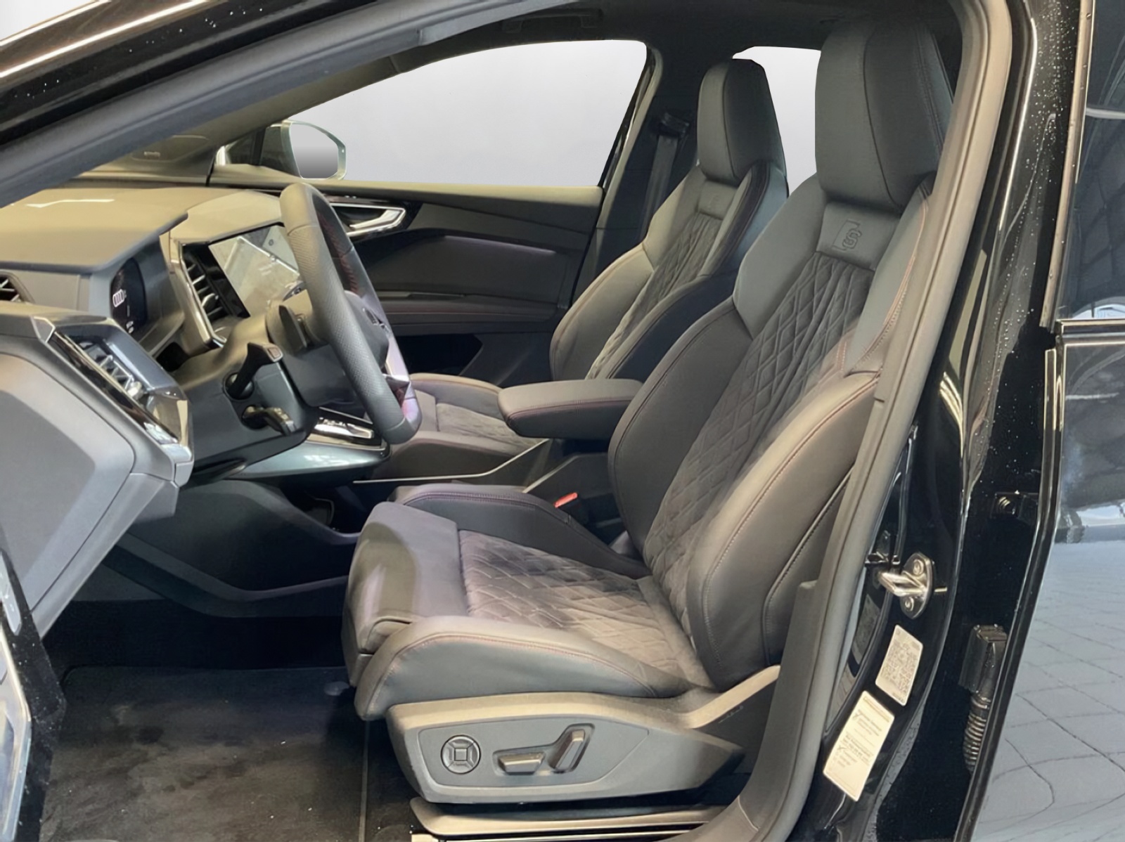 AUDI Q4 e-tron 45 Edition Swiss Ski quattro-image-2