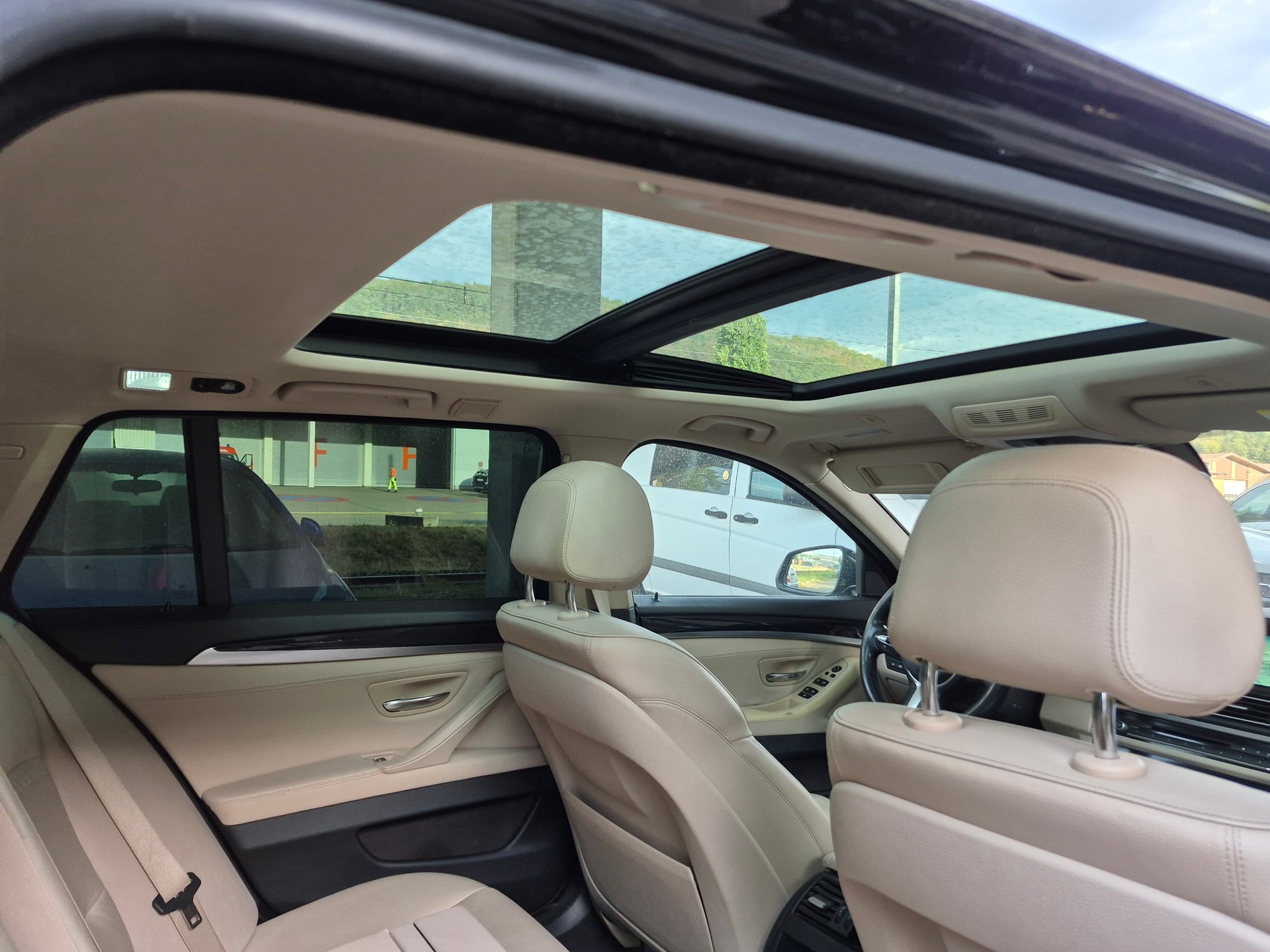 BMW 530d Touring Luxury Line Steptronic-image-6