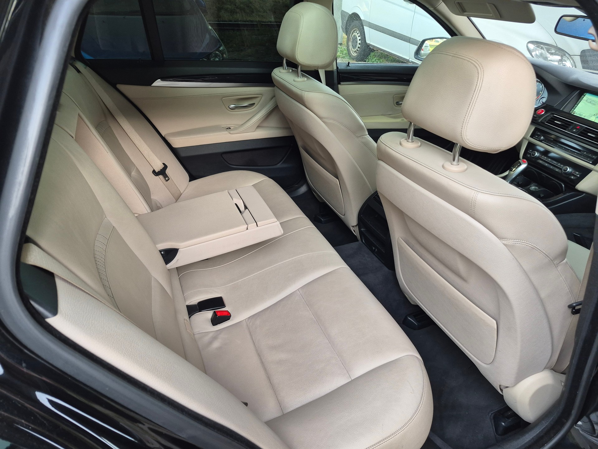 BMW 530d Touring Luxury Line Steptronic-image-5