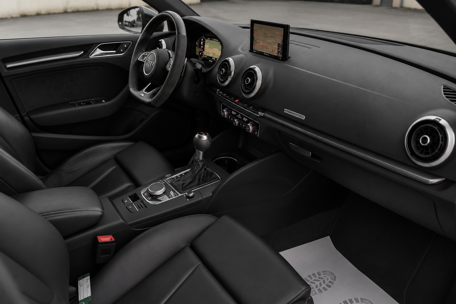 AUDI RS3 SEDAN 2.5 TSI quattro S-tronic-image-12