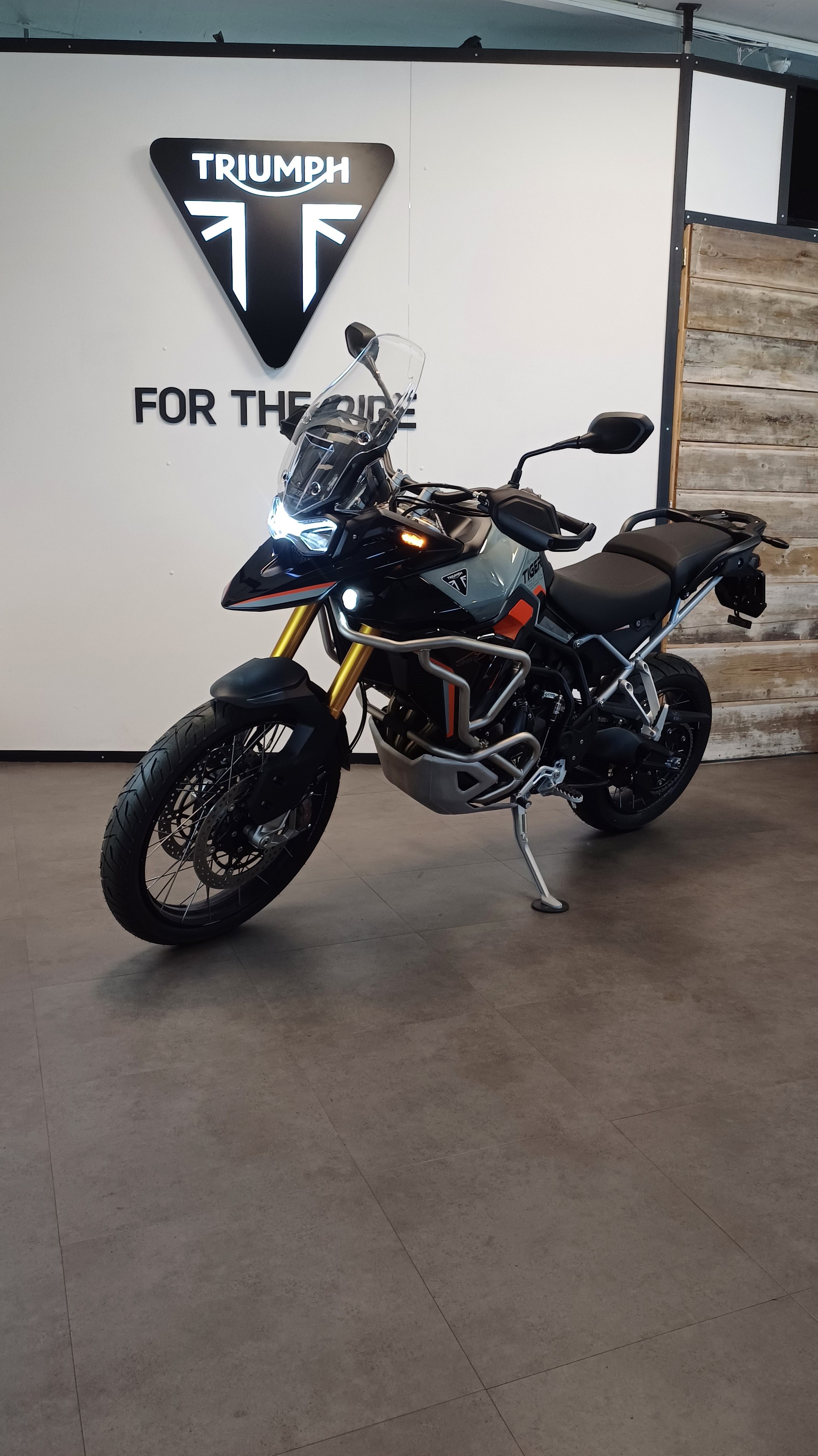 TRIUMPH Tiger 900 Desert Edition " Offre spécial : Valises latérales offertes "-image-1