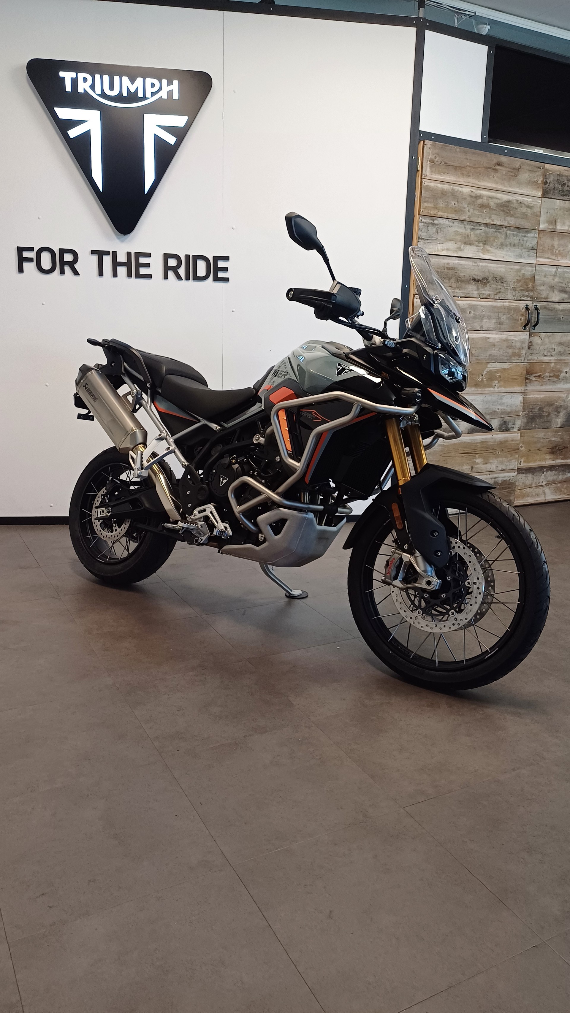 TRIUMPH Tiger 900 Desert Edition " Offre spécial : Valises latérales offertes "
