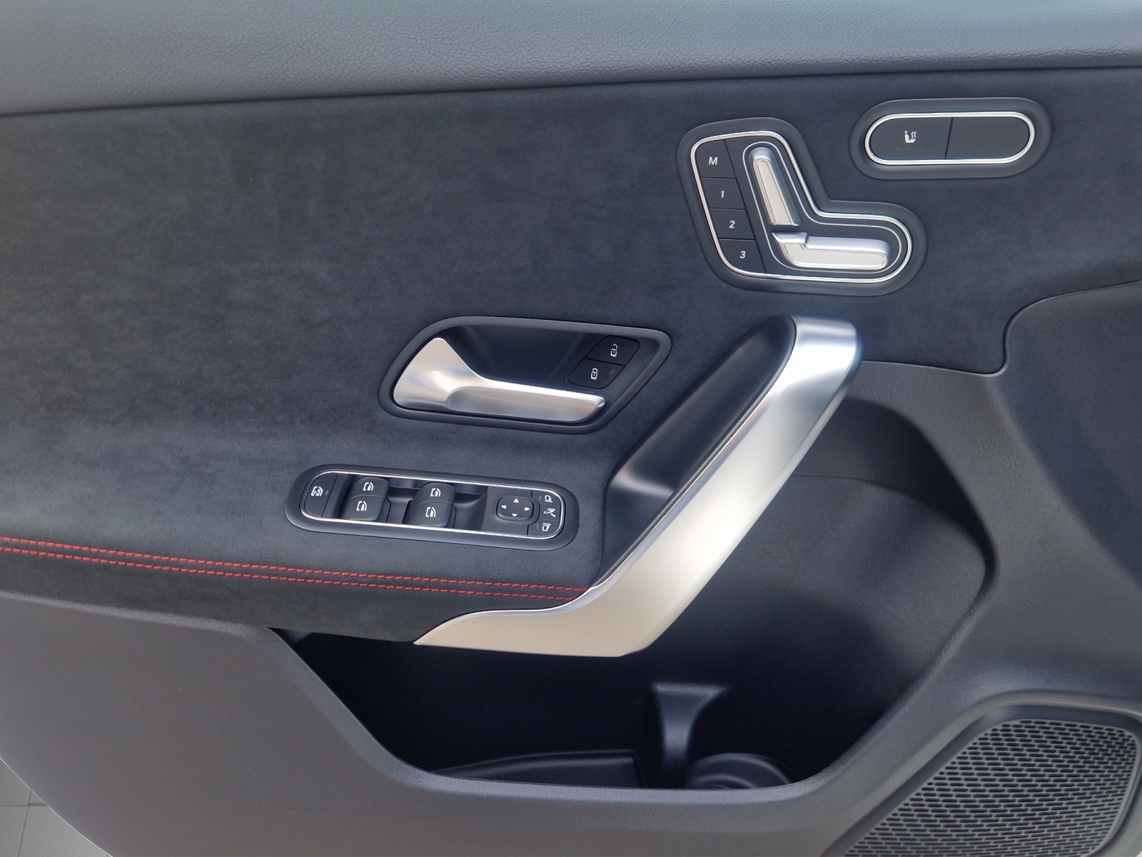 MERCEDES-BENZ A 200 Night Star 7G-DCT-image-12